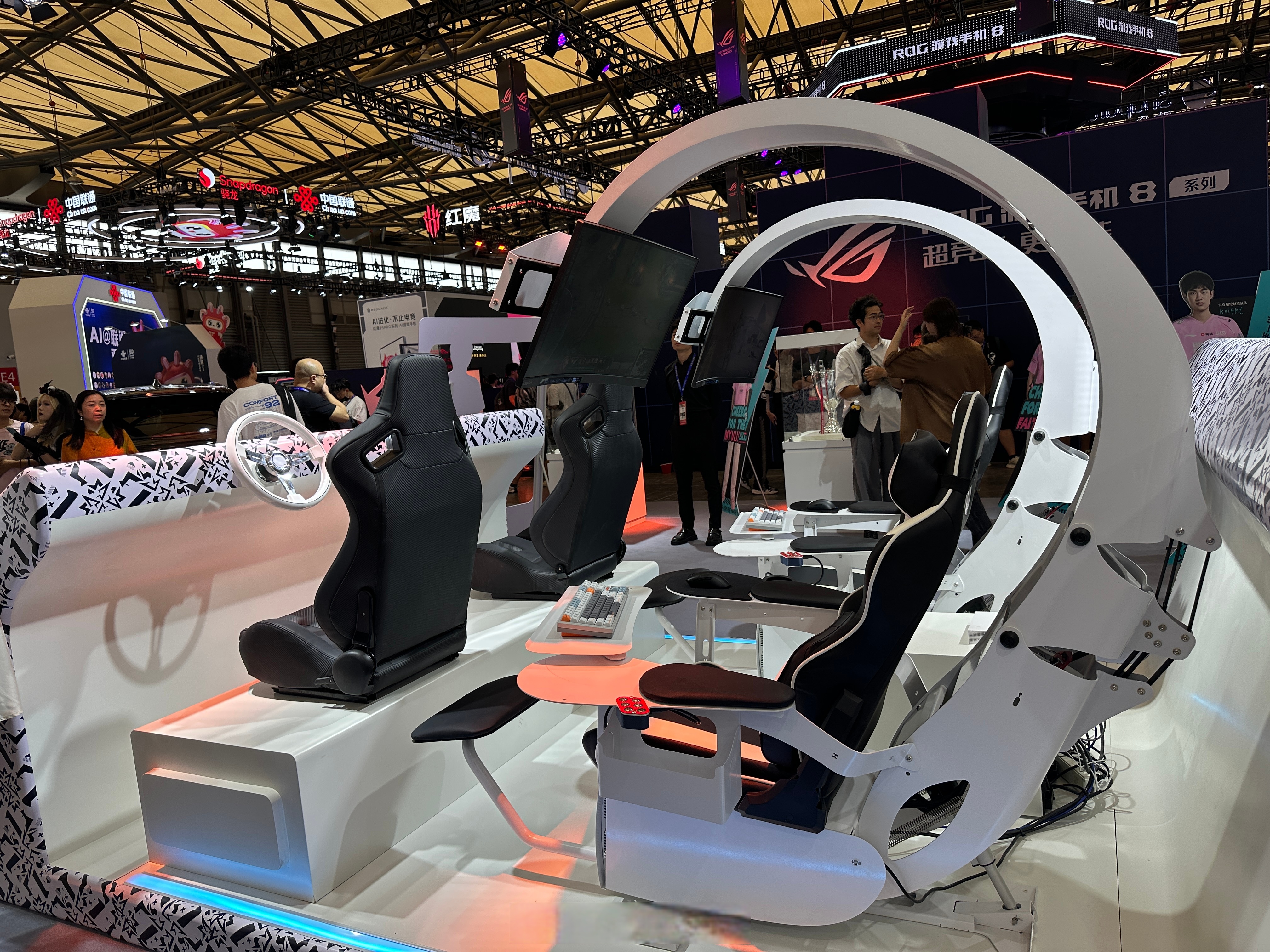 是把电竞舱和汽车座舱结合起来,形态跟市面上的电竞太空舱比较接近