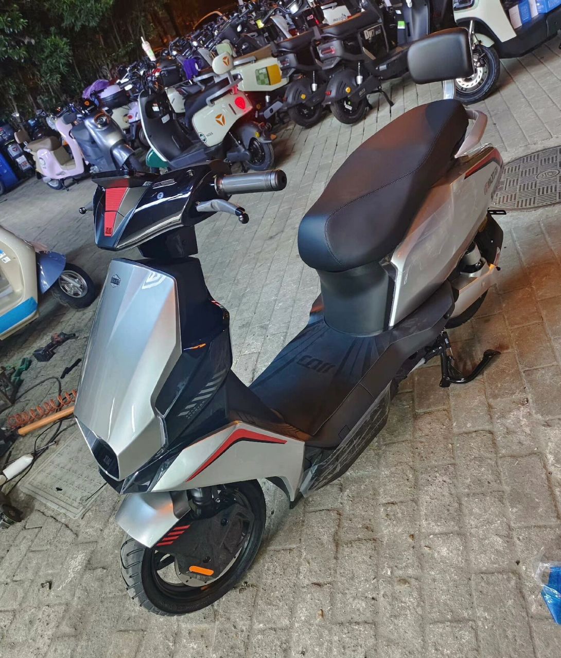 小刀新款电动车 有点像极核?