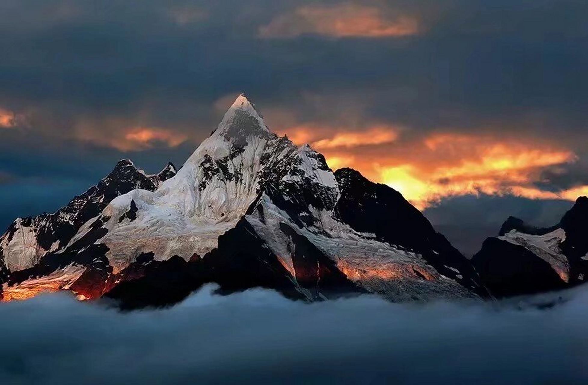 梅里雪山,美得窒息,云雾缭绕,天与山相接 日照金顶,梅里雪山的山顶
