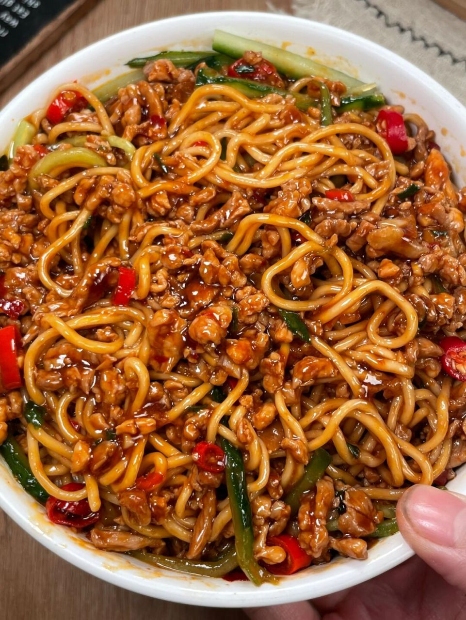 从小吃到大我妈做的肉酱拌面,吃一口真的是满嘴肉酱,热呼呼香喷喷的