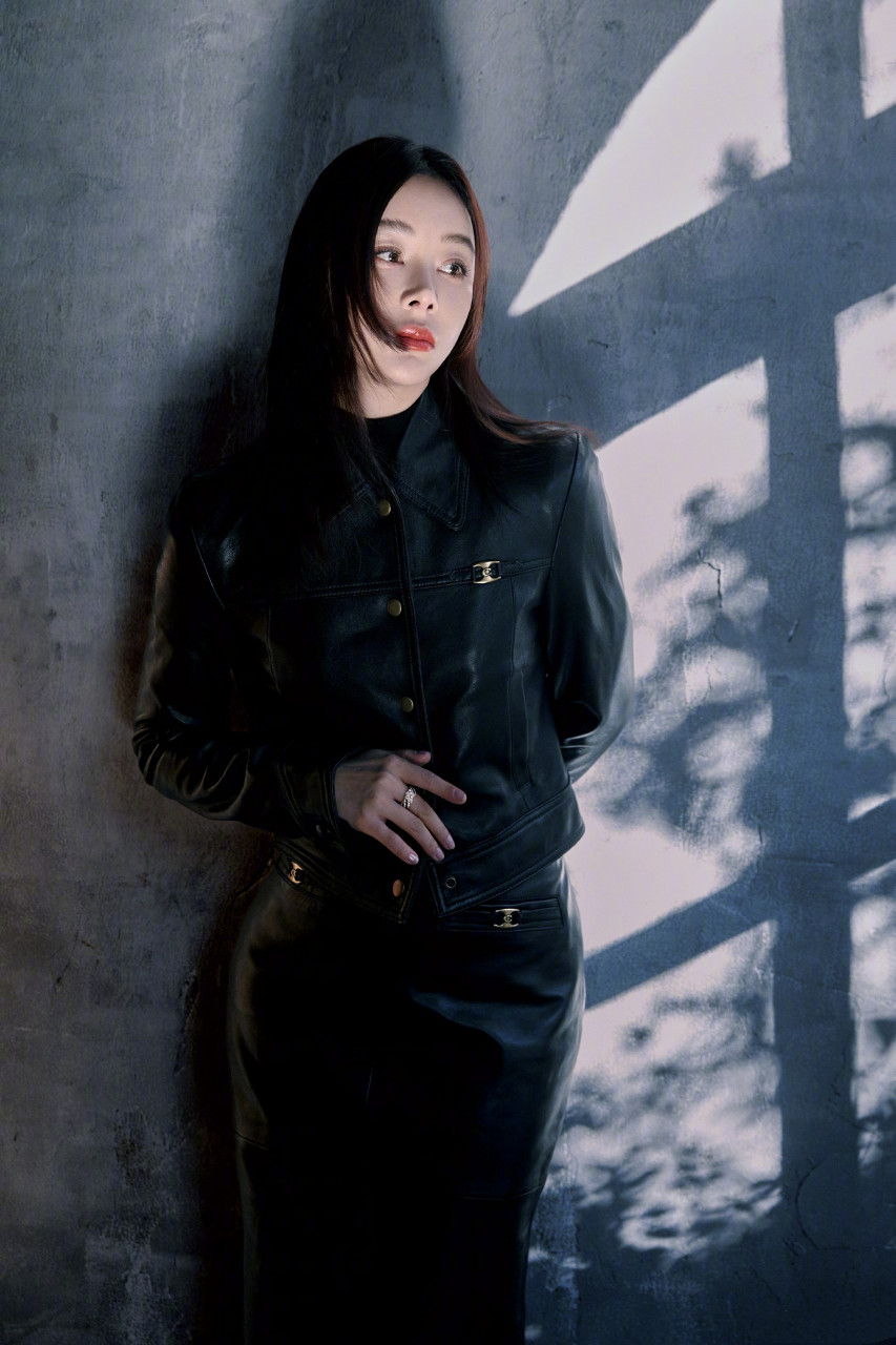 袁姗姗初冬毛衣长靴造型氛围写真