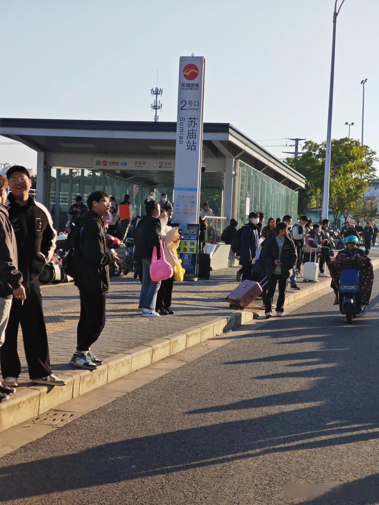 无锡地铁三号线苏庙站,周一早上人流攒动,路边站满了人,公交都车挤不