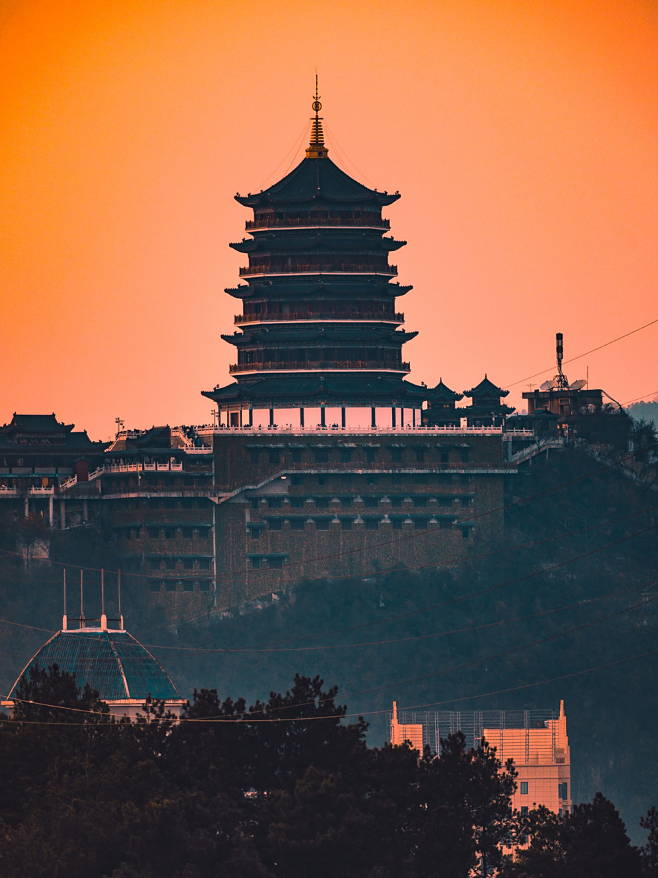 突然就火了的贵阳东山寺,可以看最美贵阳 最近,贵阳的东山寺突然火了