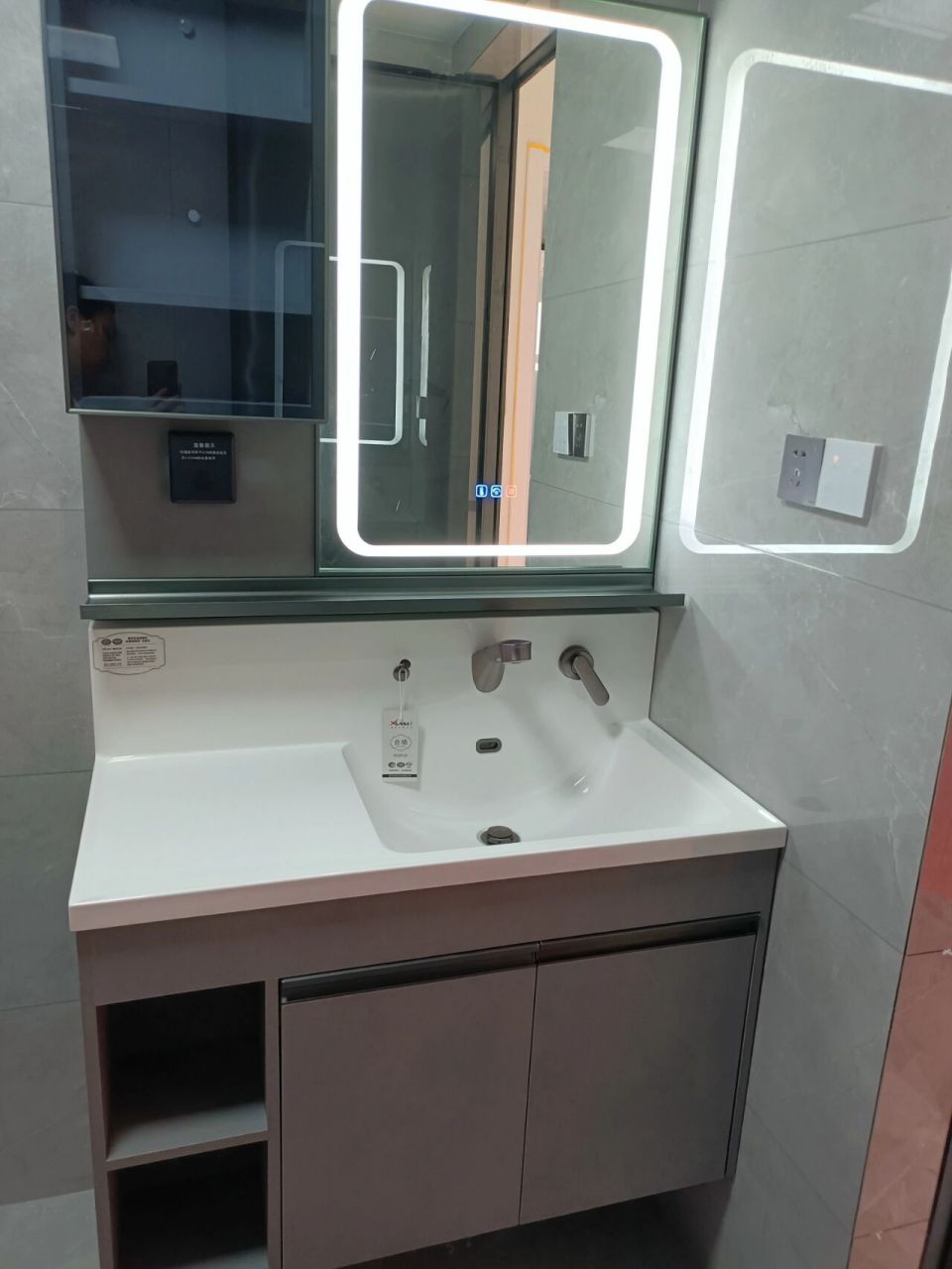 席玛卫浴 实物图来了,浴室柜安装完毕,确实贵有贵的好处,隔壁邻居看上