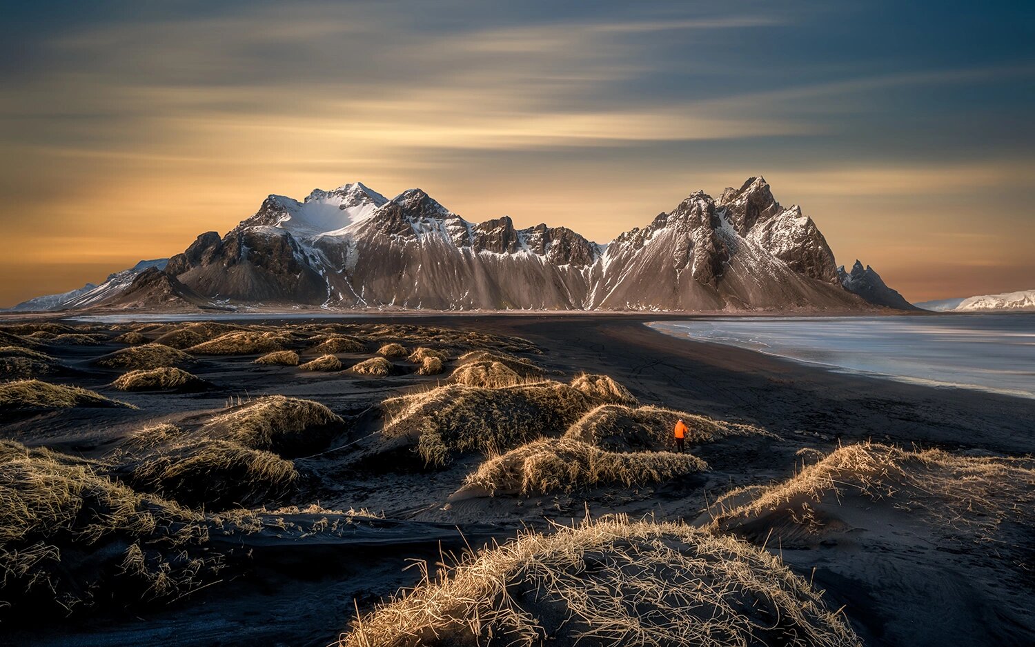 【蝙蝠山日落】 冰岛也许是世界的尽头,这个地貌有点像月球的地方,它