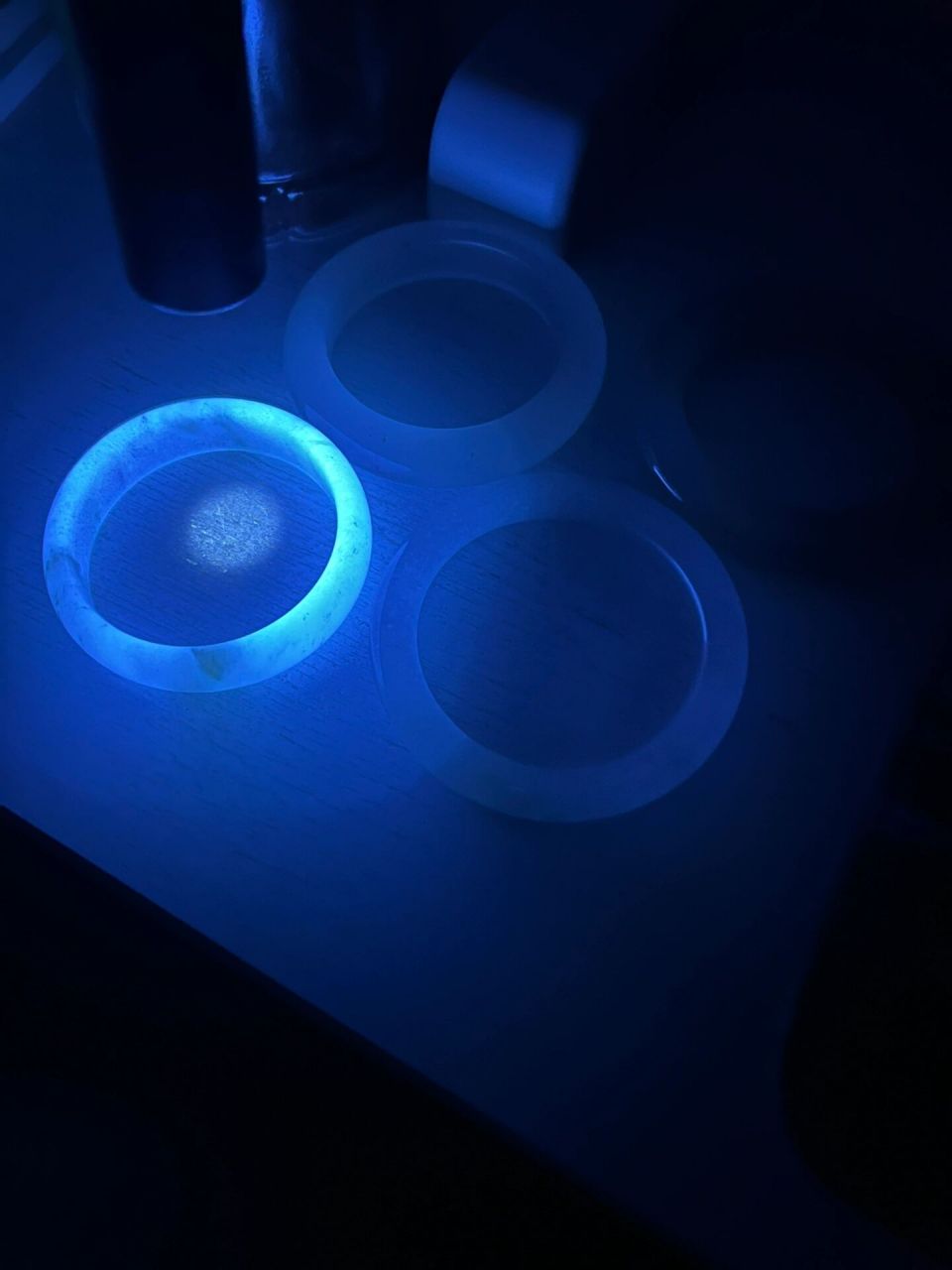 这支金丝玉酸洗还是注胶了06 买了紫光灯在各种照,两支觅缘镯子存疑