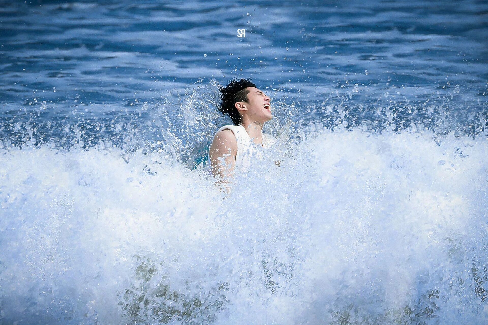 王鹤棣海边壁纸98 少年耀眼,熬大夜转机状态却超好 海边的阳光少年