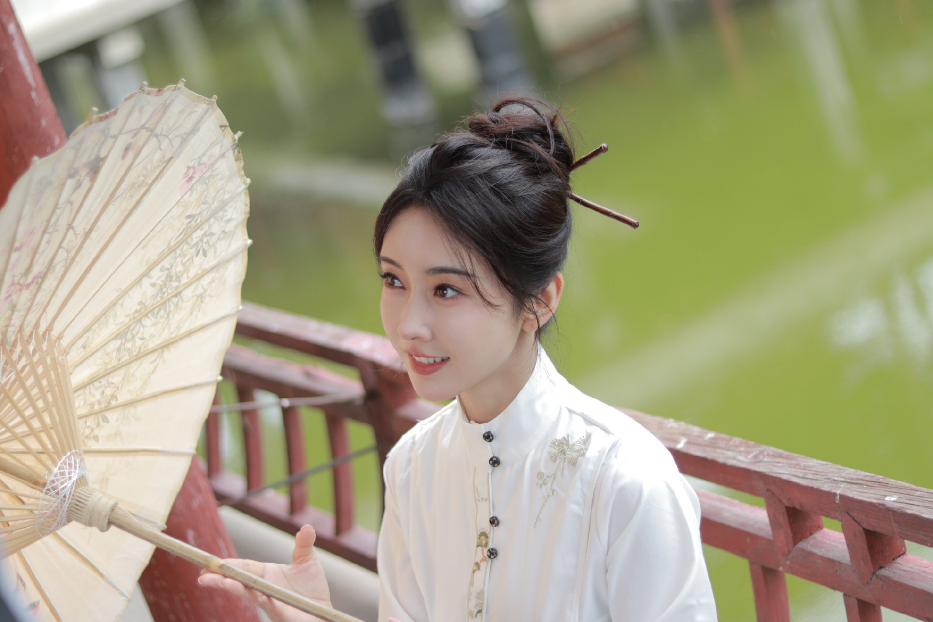 宣璐国风撑伞写真大片:执伞漫步,凭栏听雨,传承国风之美