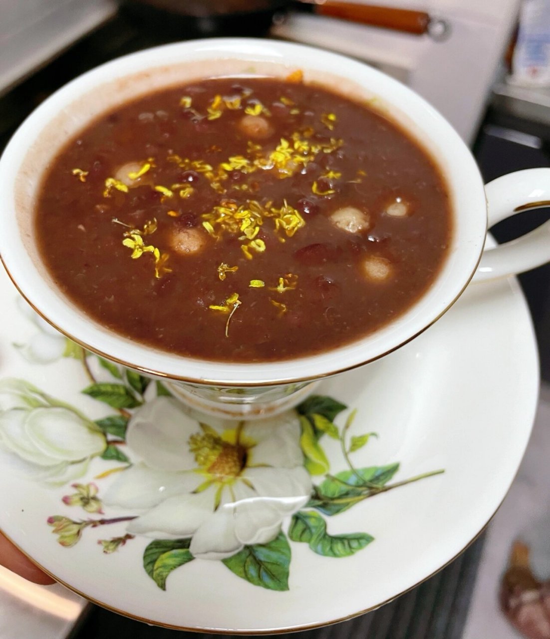 桂花圆子赤豆糊 做法: 1红豆泡一夜 2然后电饭煲煮一个半小时多加水按