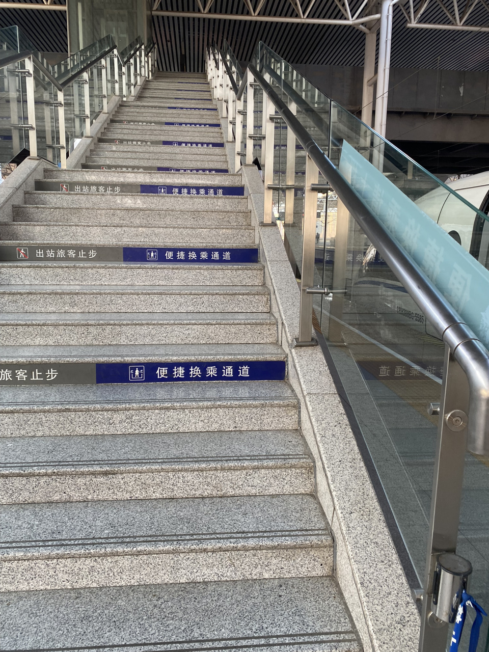 德州东,换乘攻略 好么,得爬上去,回到检票大厅,再回来  此时显示的