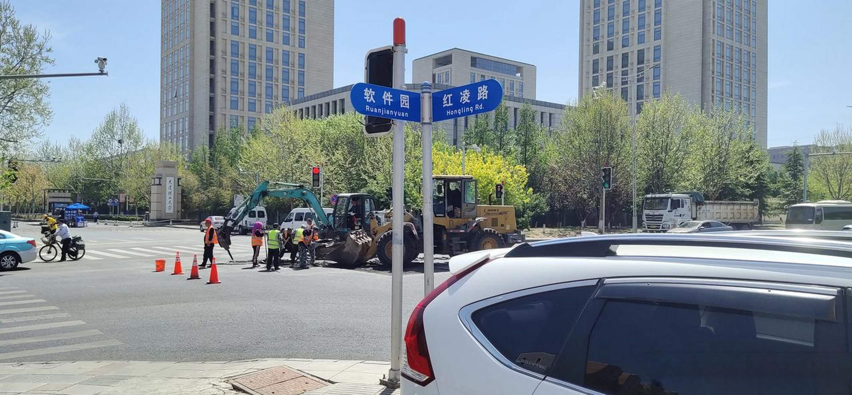 大连市内,红凌路和软件园交汇处,不知道是准备修路还是准备别的施工