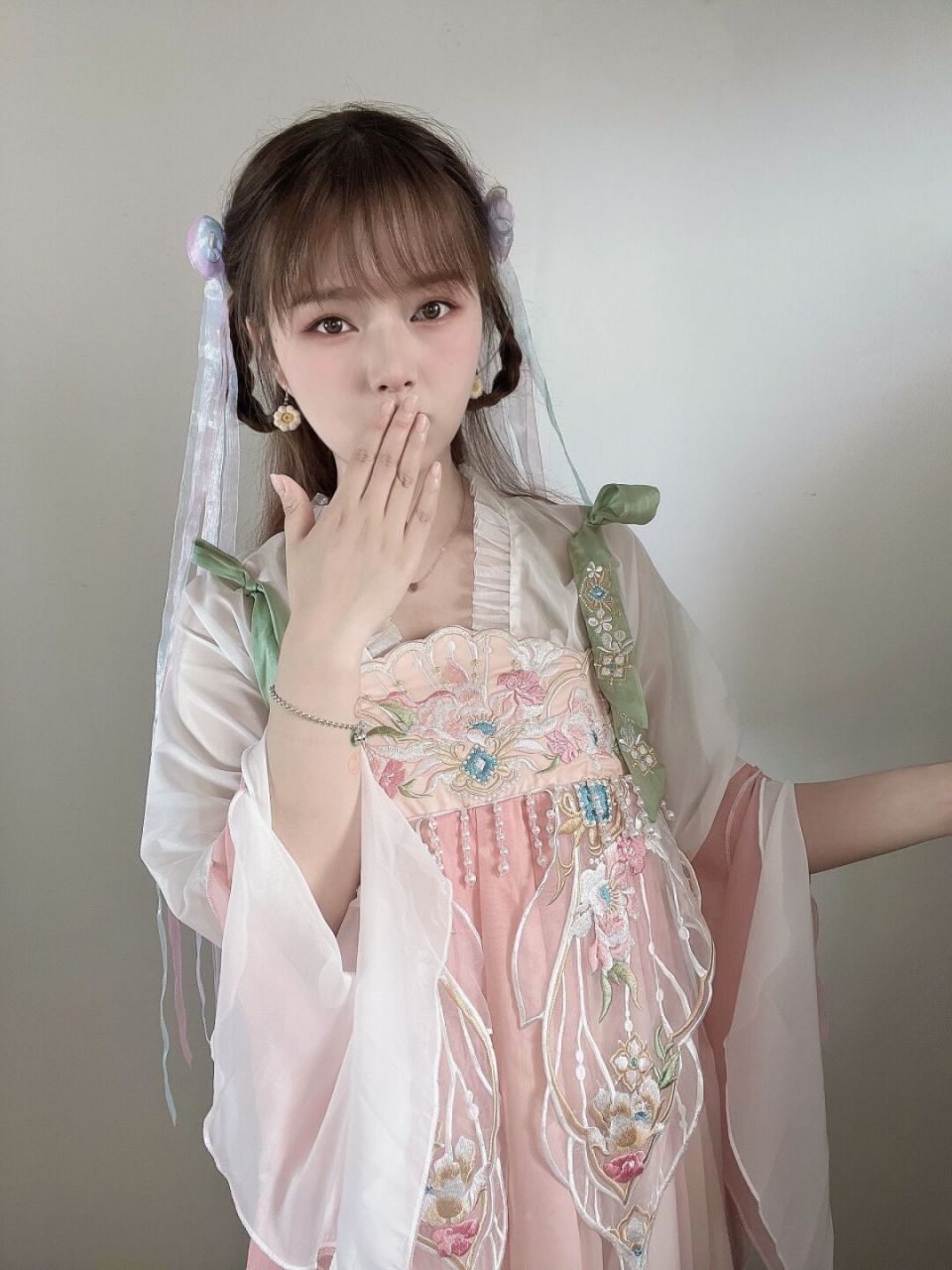 想看一下大家相册里,最新的一张汉服照7215 想拥有一个都是汉服照