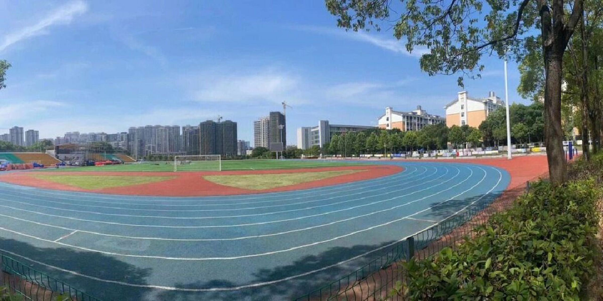 中～    武汉工程科技学院(原中国地质大学江城学院)创办于2004年2月