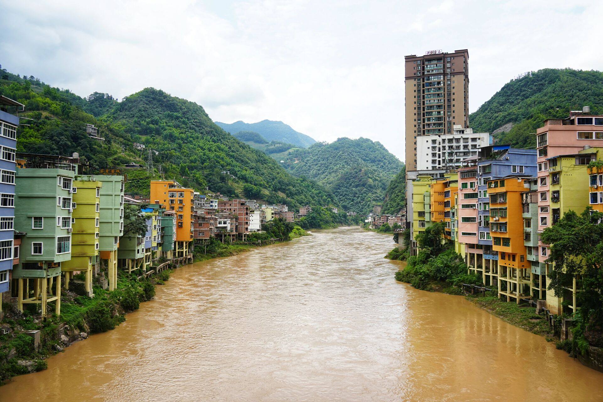 中国最窄的县城-昭通市盐津县 整个县城只有一条路,对路痴友好 最窄的