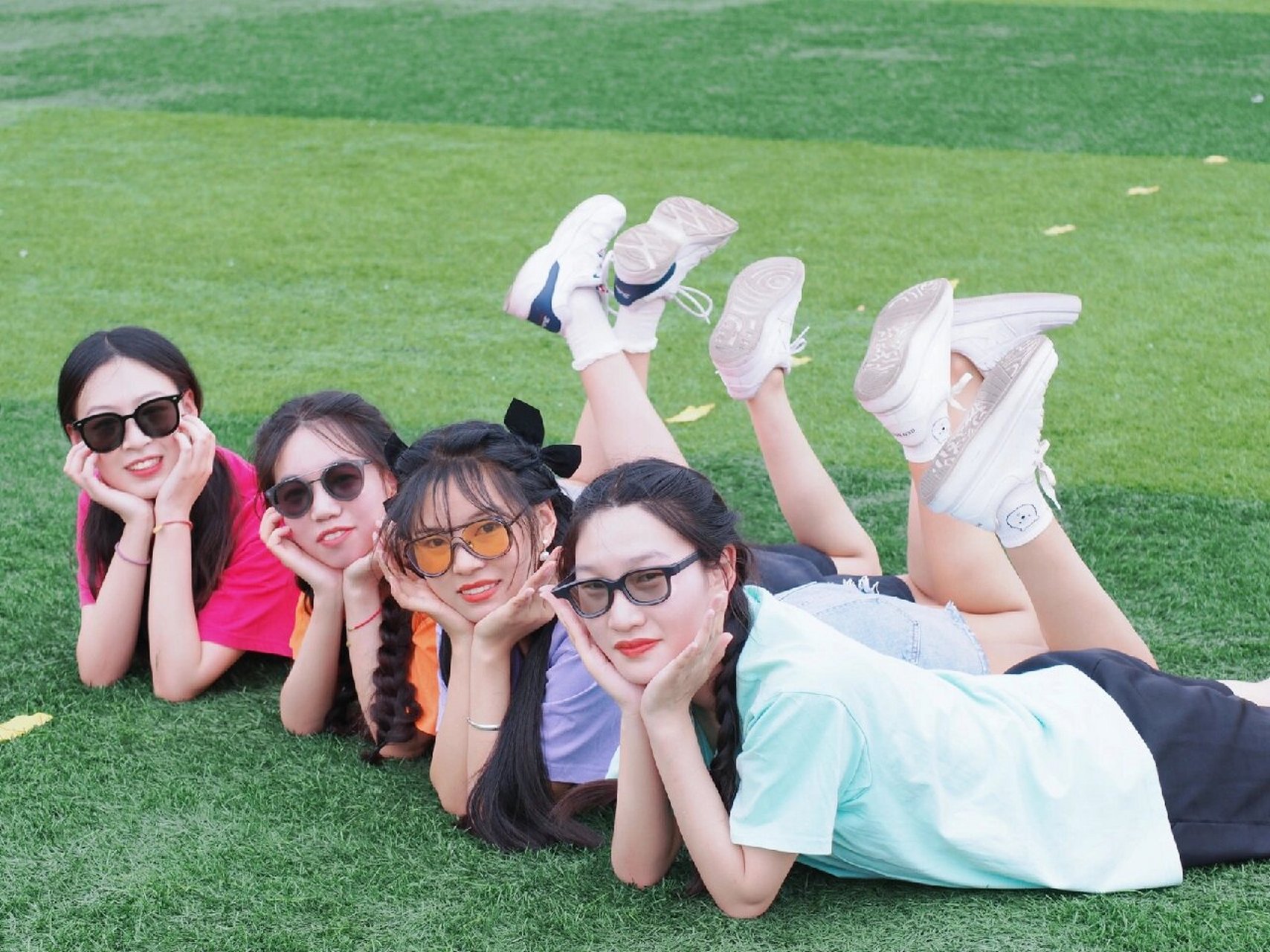 宿舍四人姐妹毕业照这样拍超有趣!