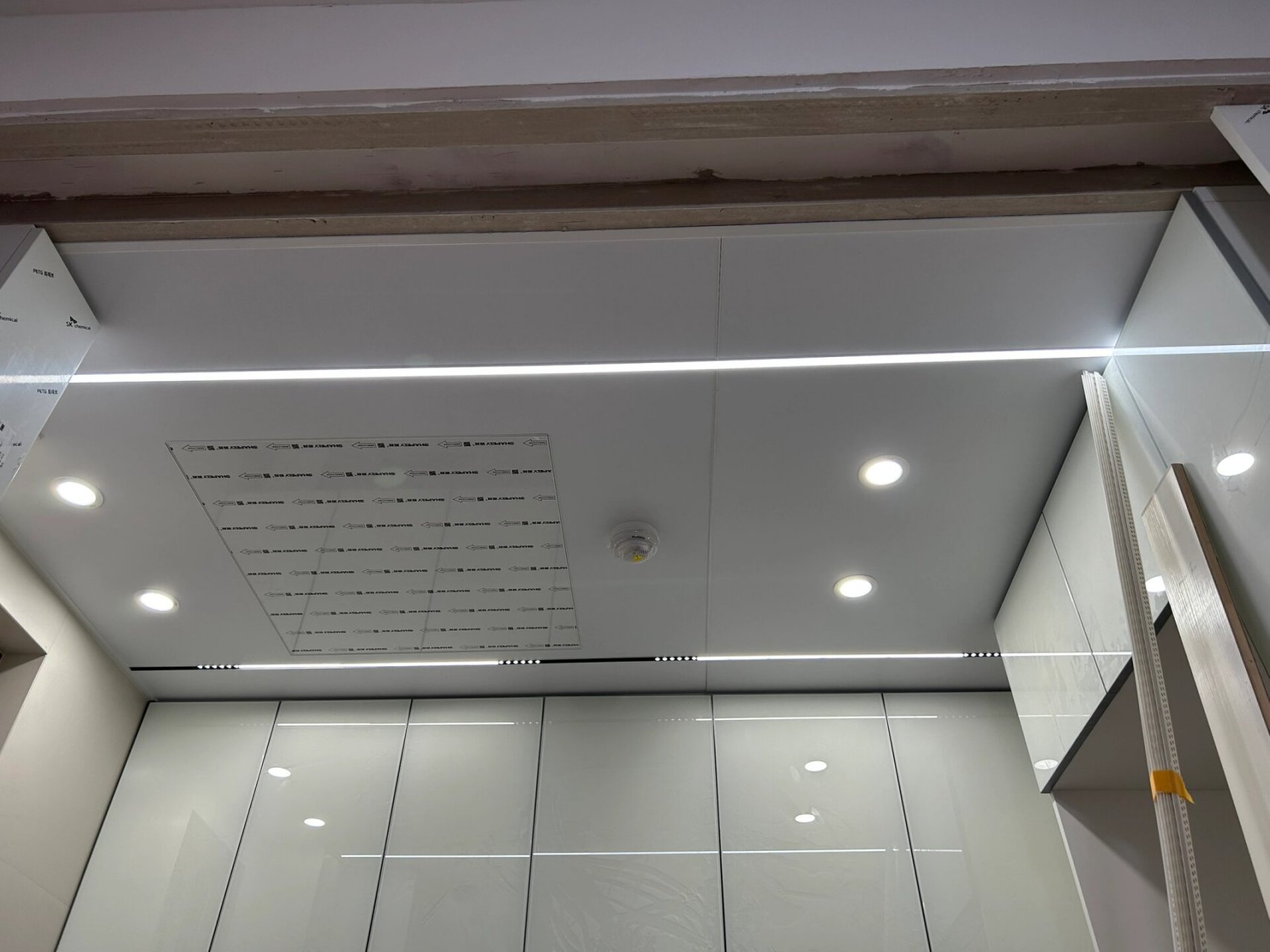 这是蜂窝板遇见新风系统,检修口的做法.