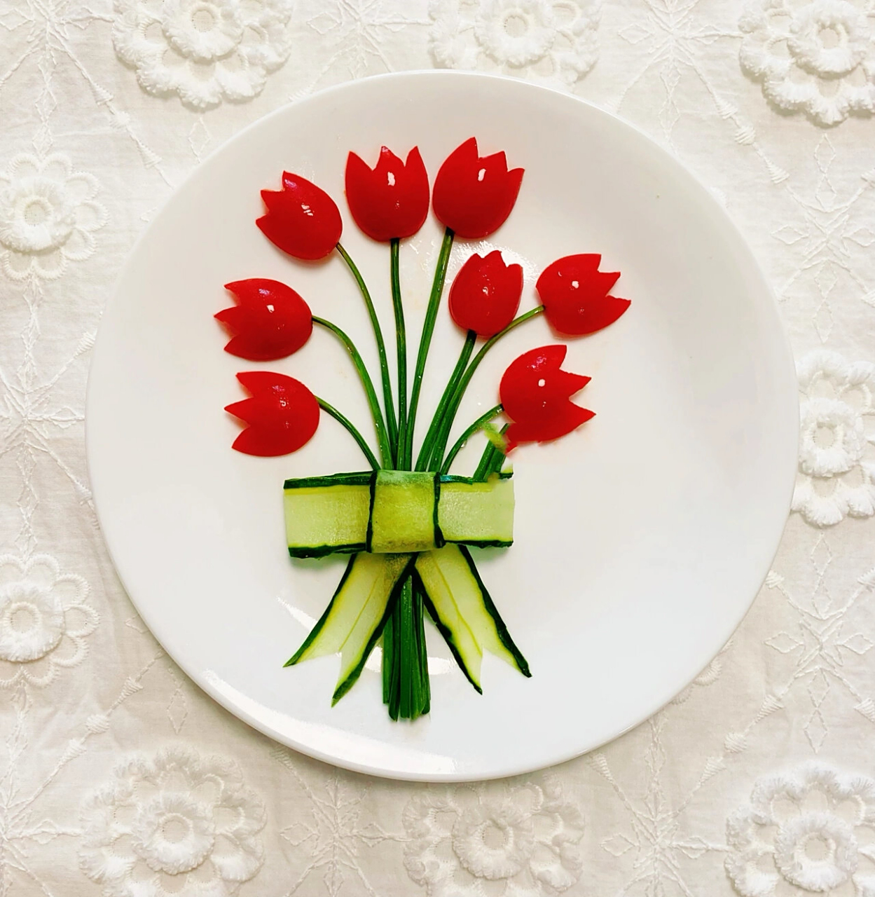 创意摆盘|郁金香花束水果拼盘～93 食材:小番茄,黄瓜,韭菜花 我的