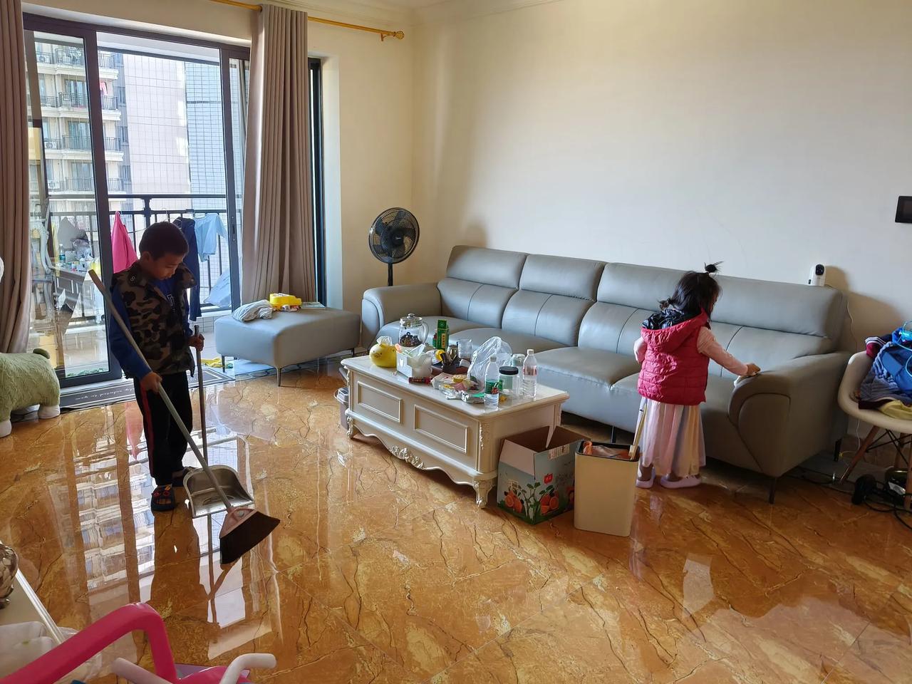 周末在家他们会和我一起做美食,搞卫生,出去玩,平凡而快乐的小日子