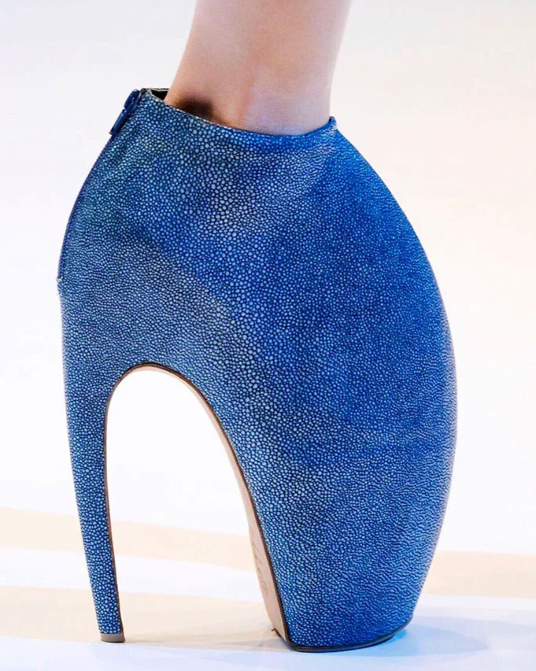 02麦昆的经典犰狳鞋|有点猎奇|但时尚度99 作者:亚历山大·麦昆