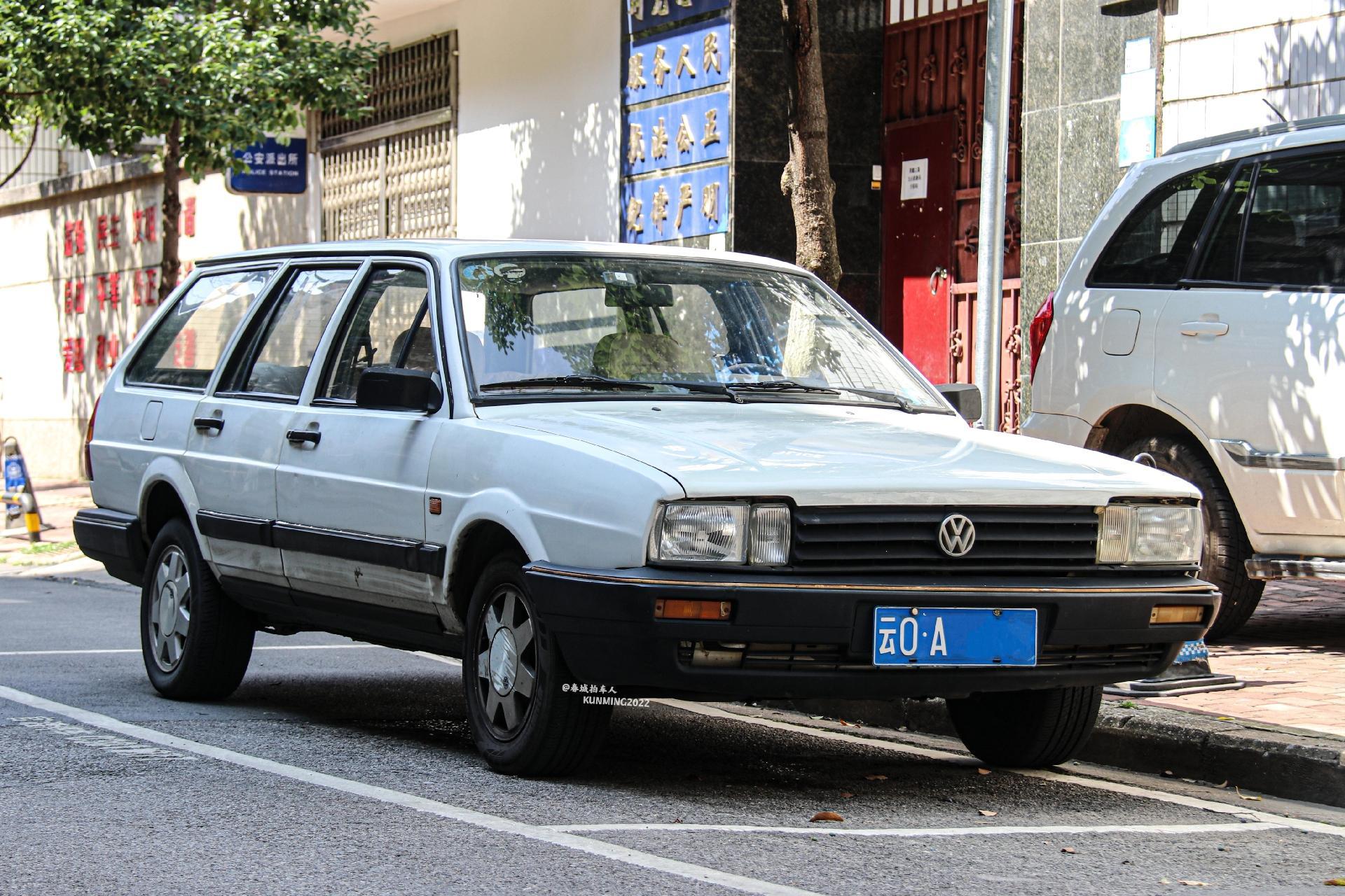 大众桑塔纳旅行车作为那个年代汽车来说,其奇特的后部造型让喜欢有头
