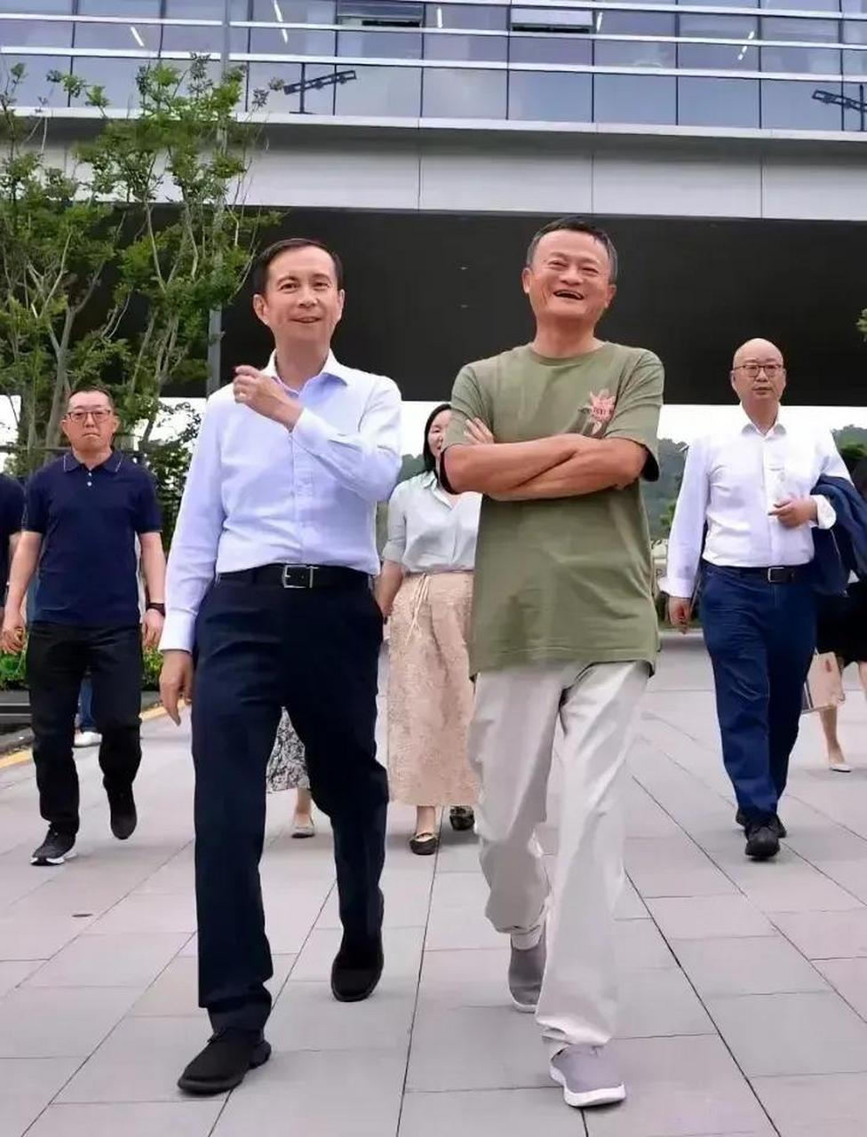 看马云这身穿搭,他成功了,再不需要大牌傍身,浑身名牌,豪车豪宅去炫耀