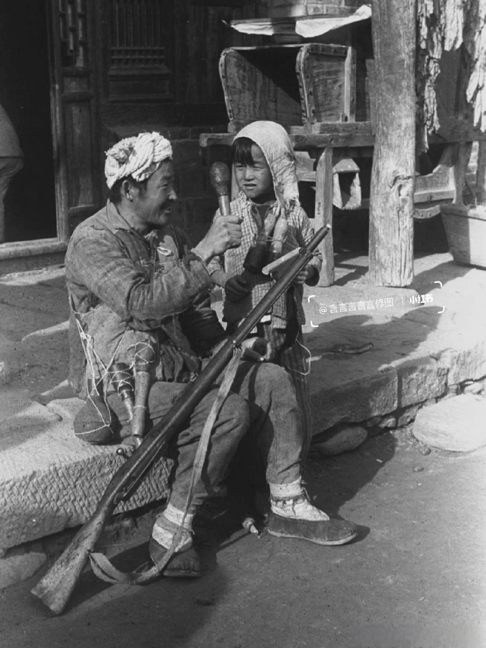 老照片# 【真实抗战老照片‖父亲教孩子如何保护自己】这张照片拍摄