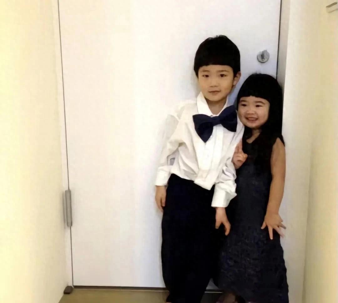 如今小女孩已出落成美女,惊艳四方.她的哥哥joe也是帅气逼人