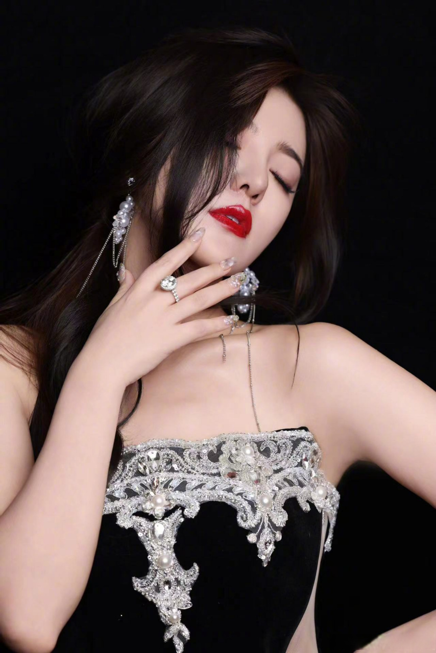 星尚人##阿兰浓颜系造型# 歌手real阿兰 最新造型来袭,浓颜系造型