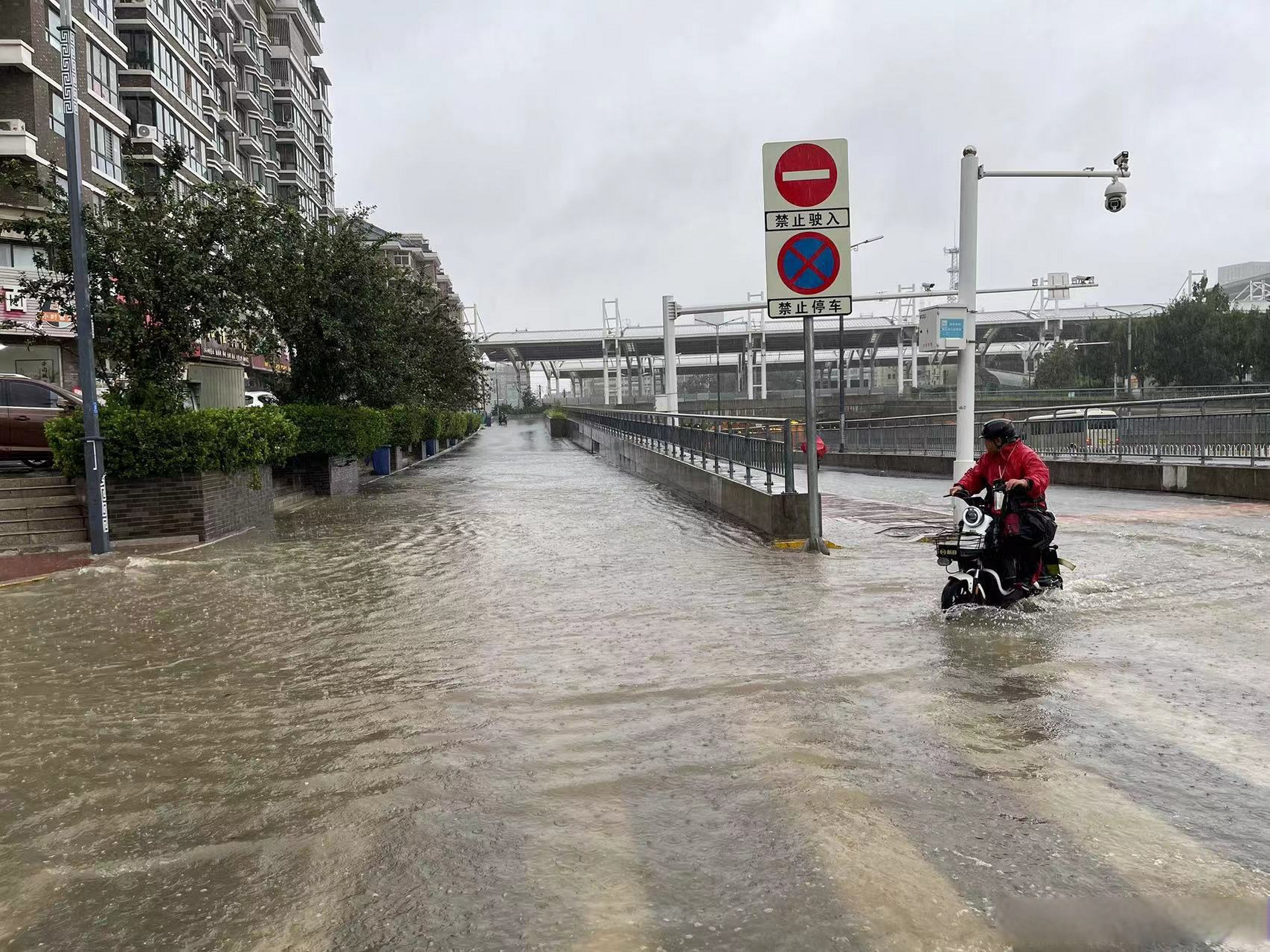 【截止2023年7月30日11時27分,保定轄區陽光大街百花路交叉口積水嚴重