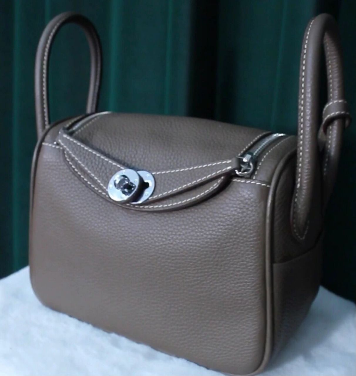 让我给她做个一模一样的包包, 我一看这不是孟晚舟女士背的lindy奥痧