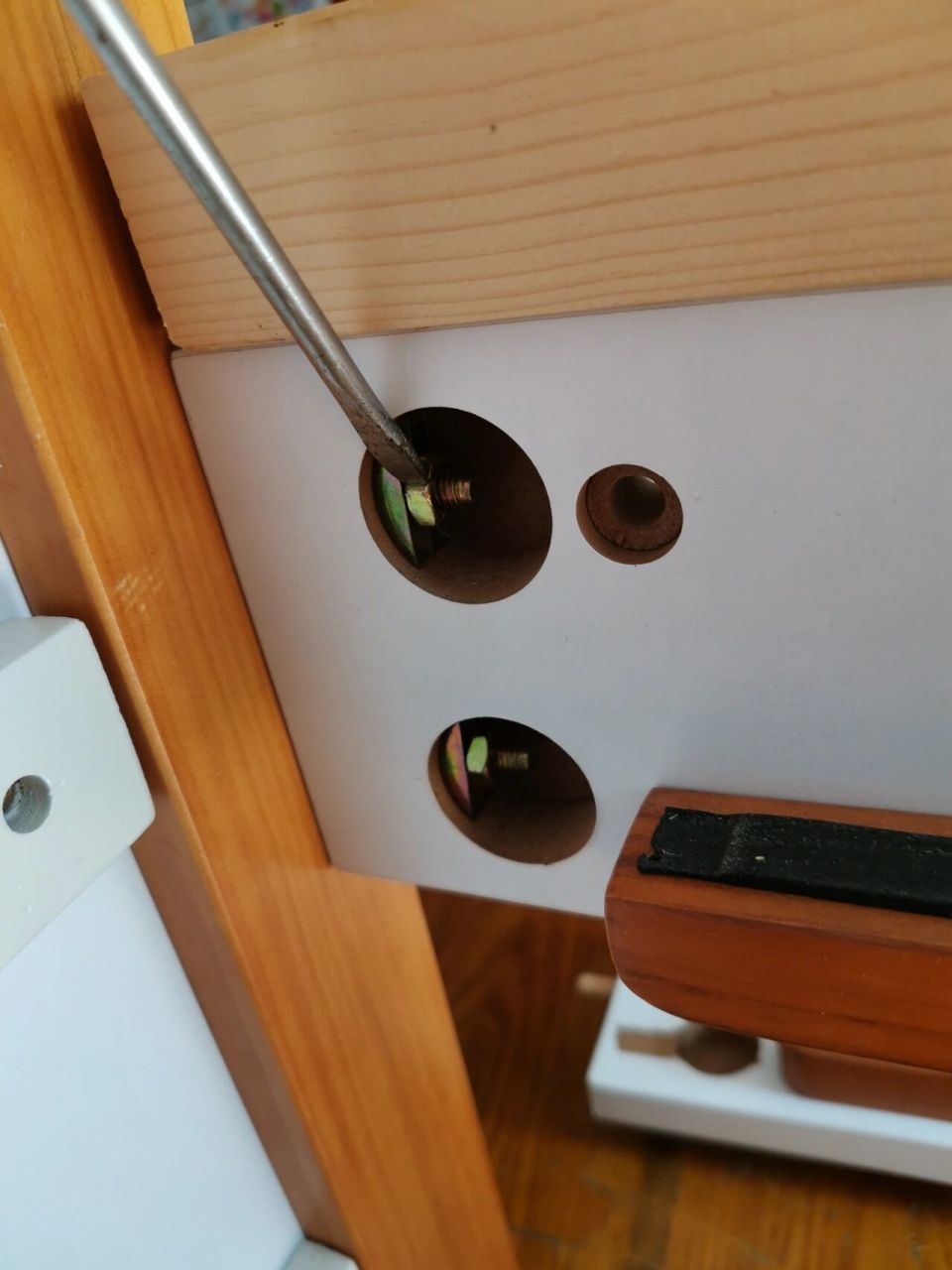 拆床时拐角圆洞里面的螺丝怎么拆呢 拆床时圆洞里面的螺丝怎么拆呢