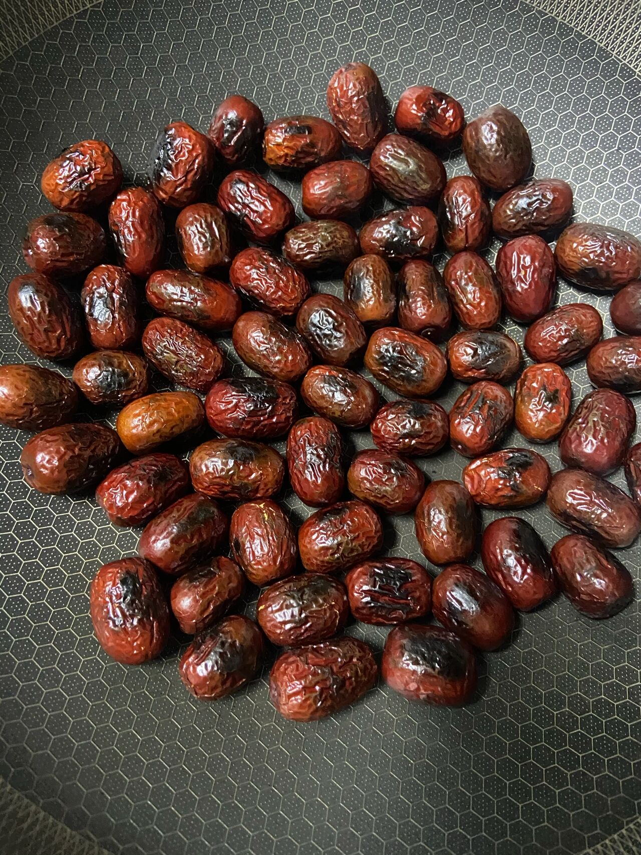 洗净晾干,放入烧热的锅中,小火(大火容易烧焦)慢慢炒干红枣里的水分