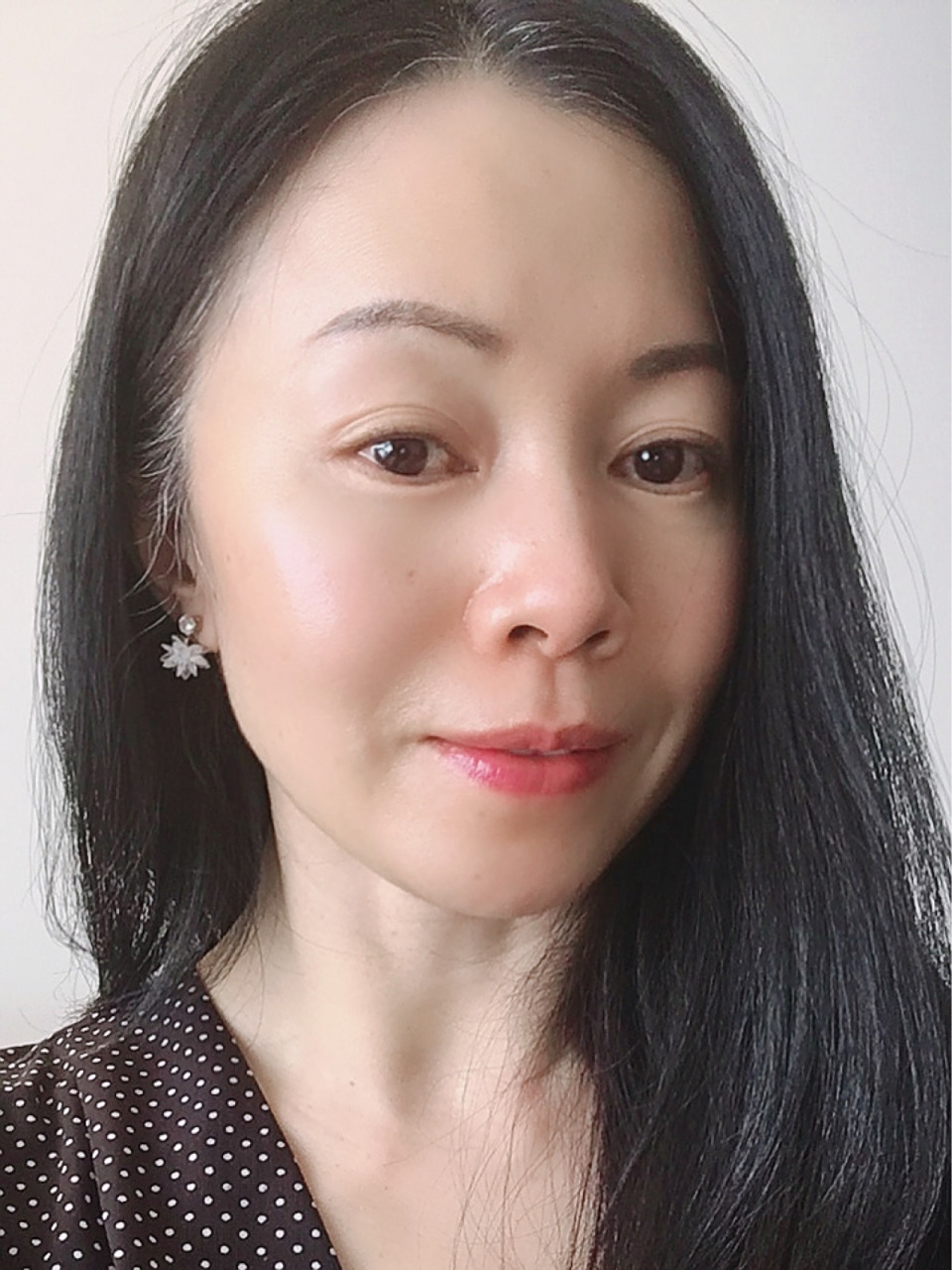 50岁阿姨素颜照来了 早上刚刚做完皮肤护理给自己来张自拍照,全素颜