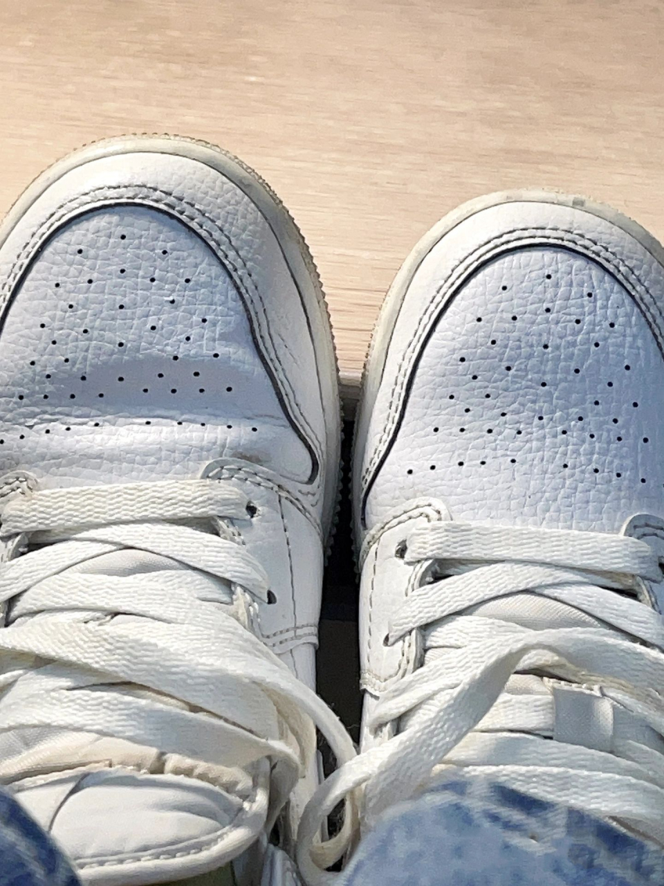 好家伙07穿几年的aj1鞋头褶皱就只皱一边 就这双aj1纯白穿三年了 穿