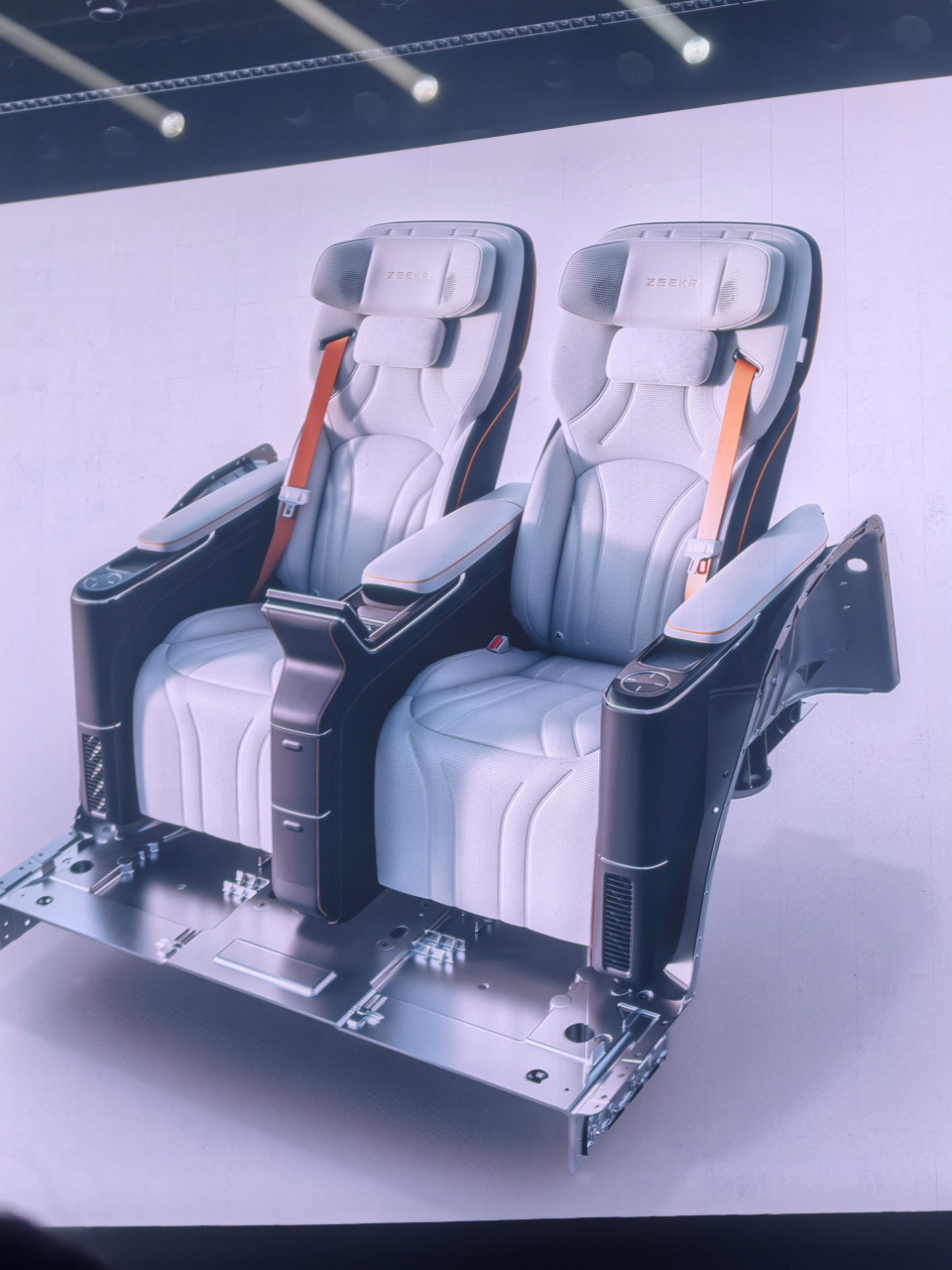 一体式压铸「c环座椅」,极氪009光辉一个mpv车型,后面就俩位置,安全