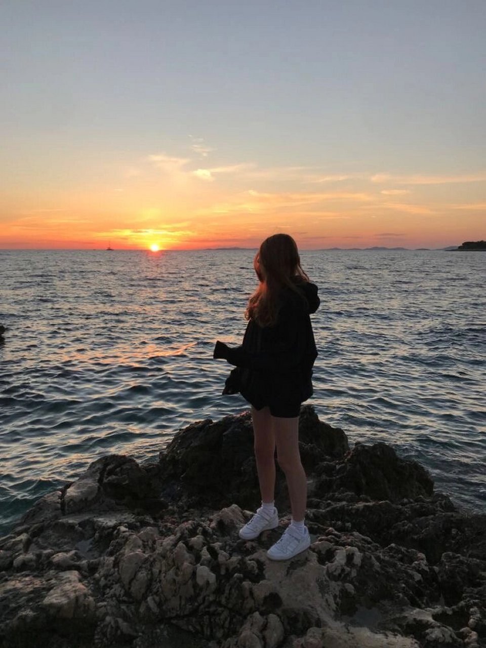 海边小姐姐背影微信头像朋友圈背景图