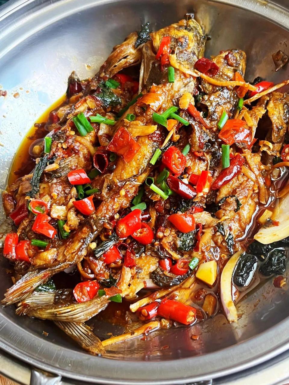 今天做个妈妈爱吃的干锅黄骨鱼,去湘菜馆必点的菜,香辣入味