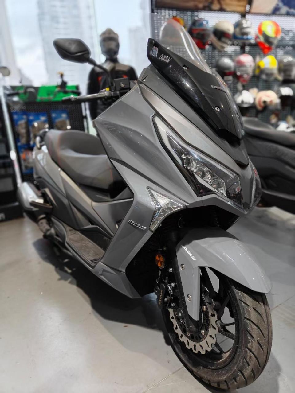 大阳v锐300t 21.3月出厂,全新车,没有加油通电,手续齐全.全国可上户!