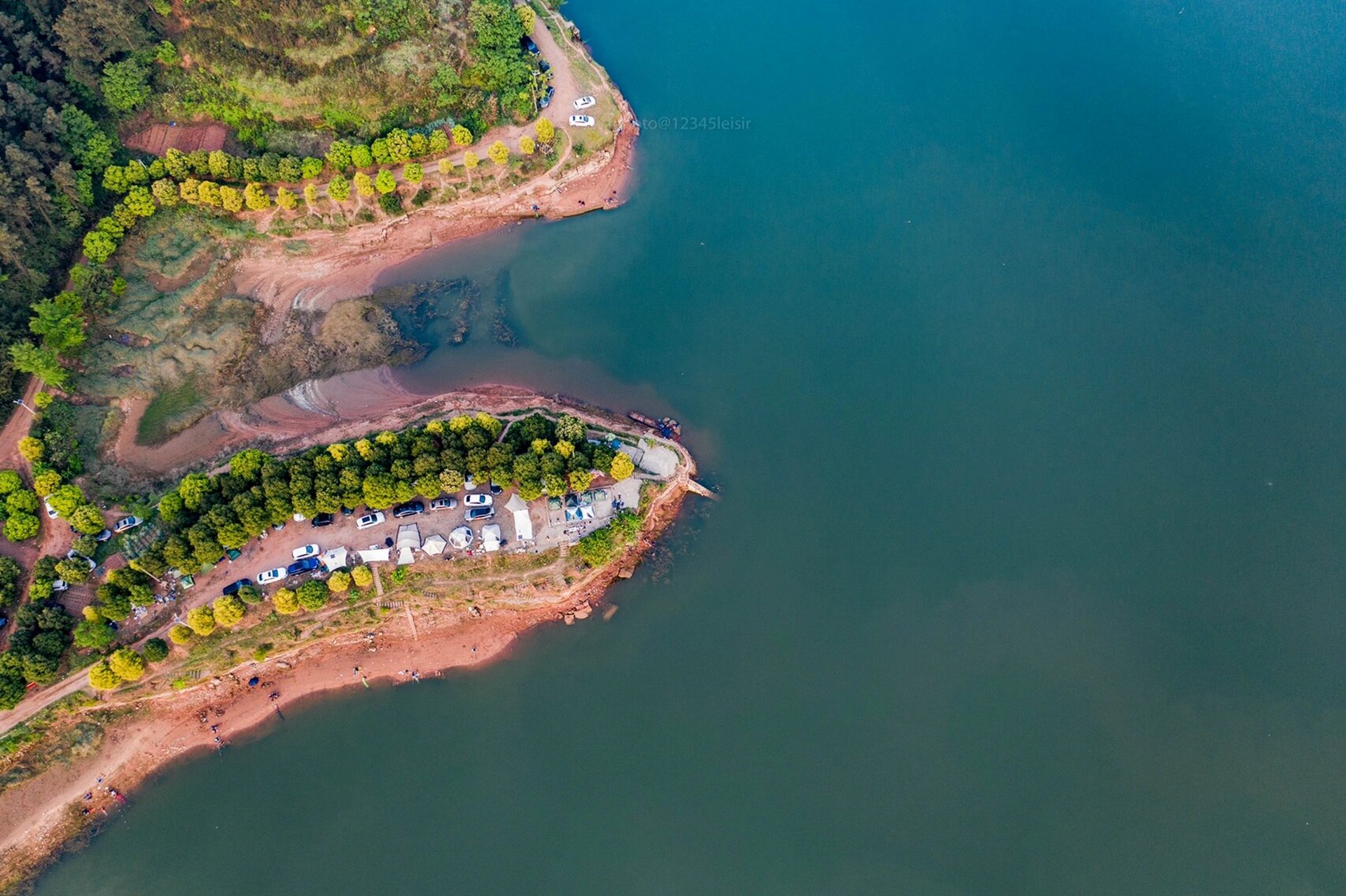 新钓点 	 这里是眉山市仁寿县黑龙滩水库 其中的一个地点 位于小岛上.