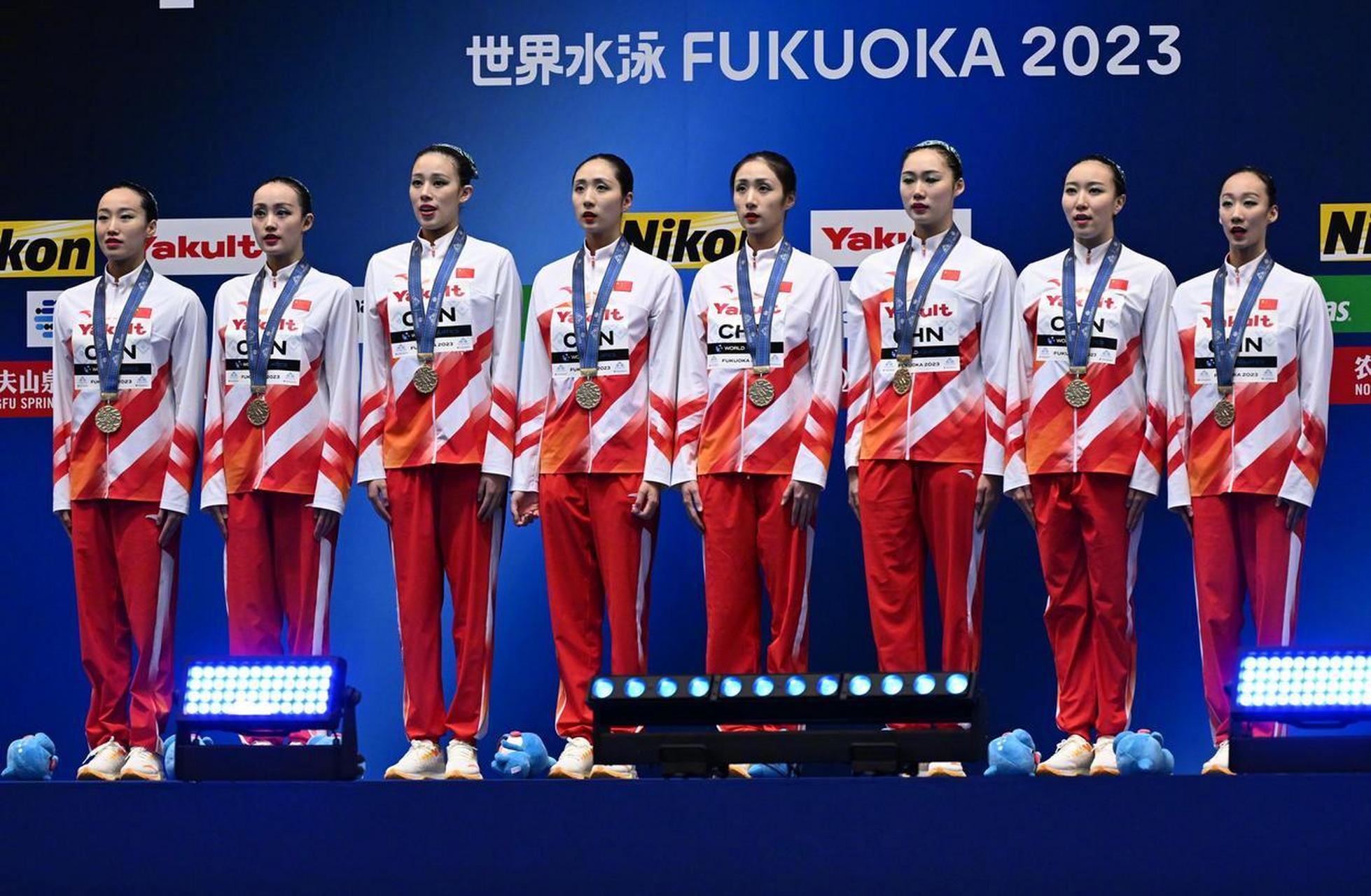 21日晚,在日本福冈进行的2023年游泳世锦赛上中国花样游泳队在集体
