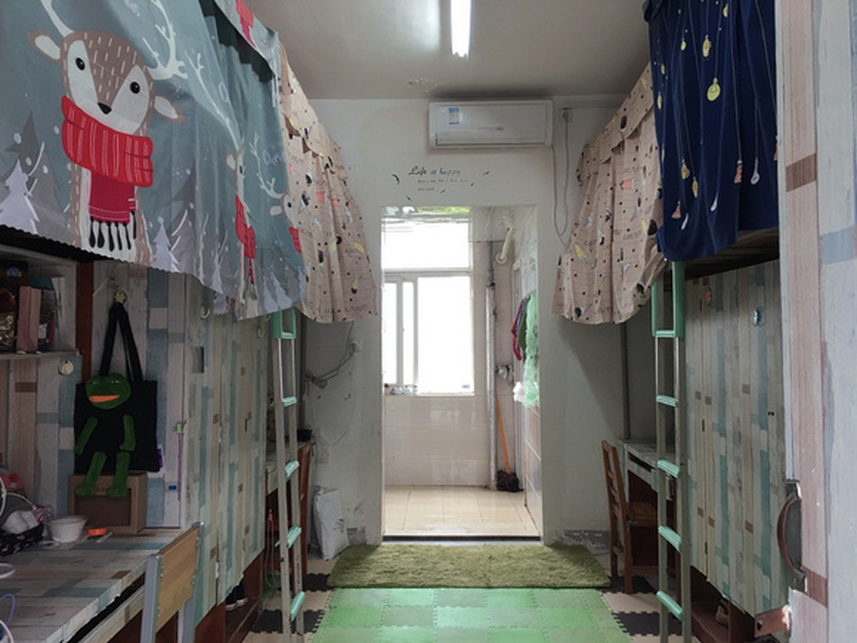 宿舍:4-6人间 一共16幢宿舍楼,多为4人间,6人间较少.