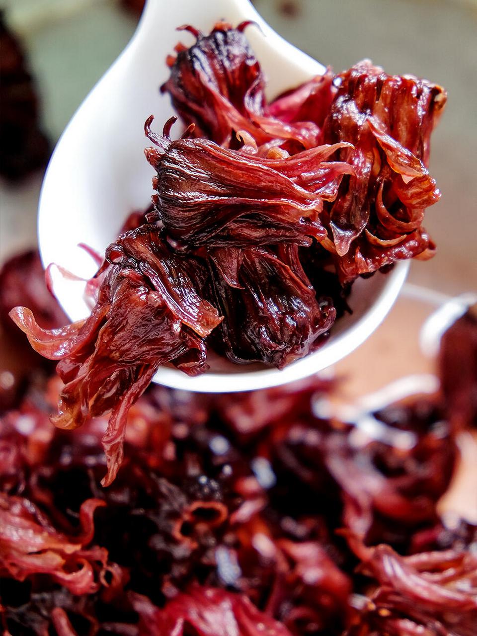 洛神花茶 洛神花茶是由洛神花泡制而成的,属花茶类,也被称为玫瑰茄