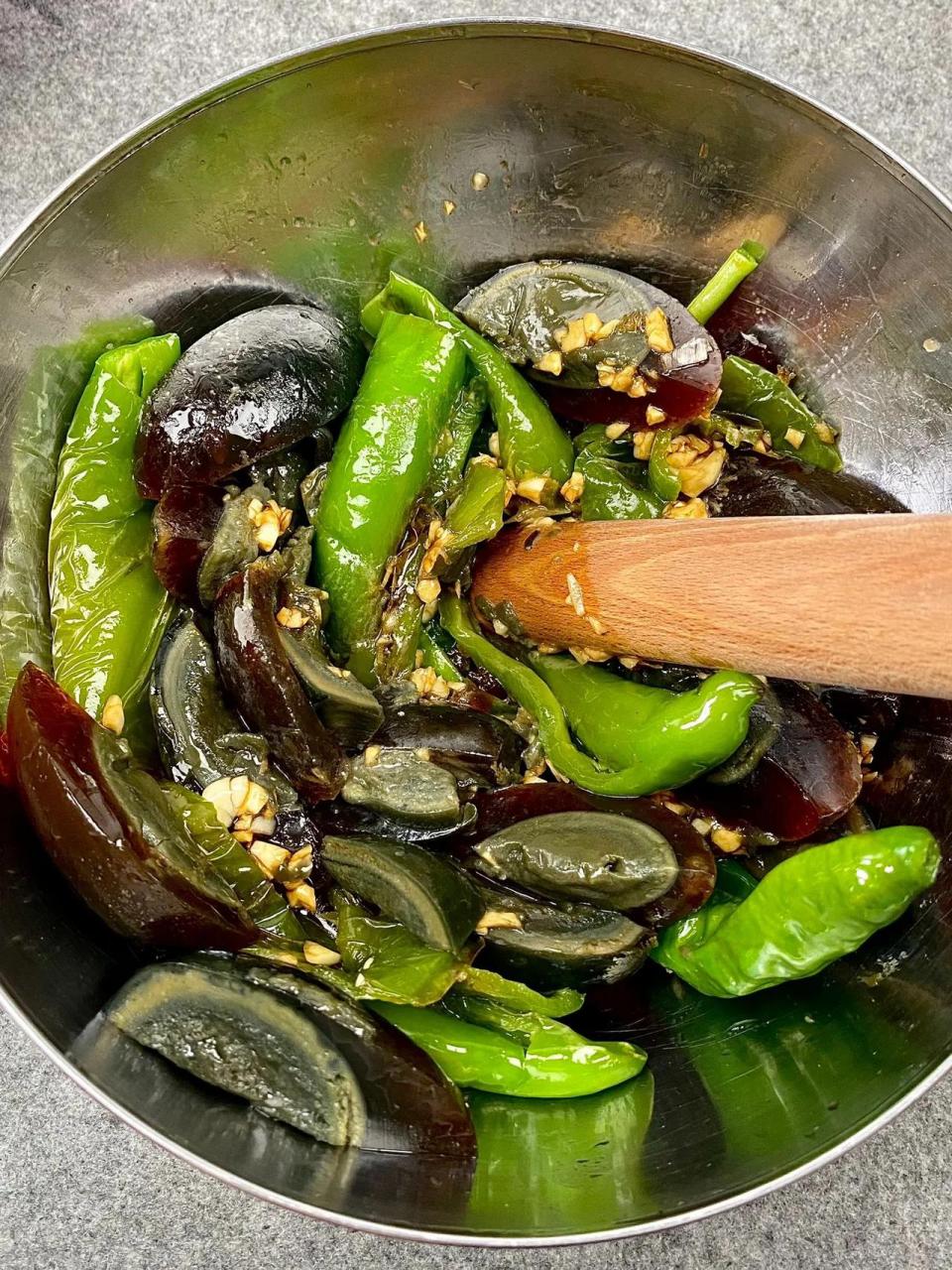 每次去湘菜馆必点的擂辣椒茄子皮蛋! 味道真的吃一口忘不了!