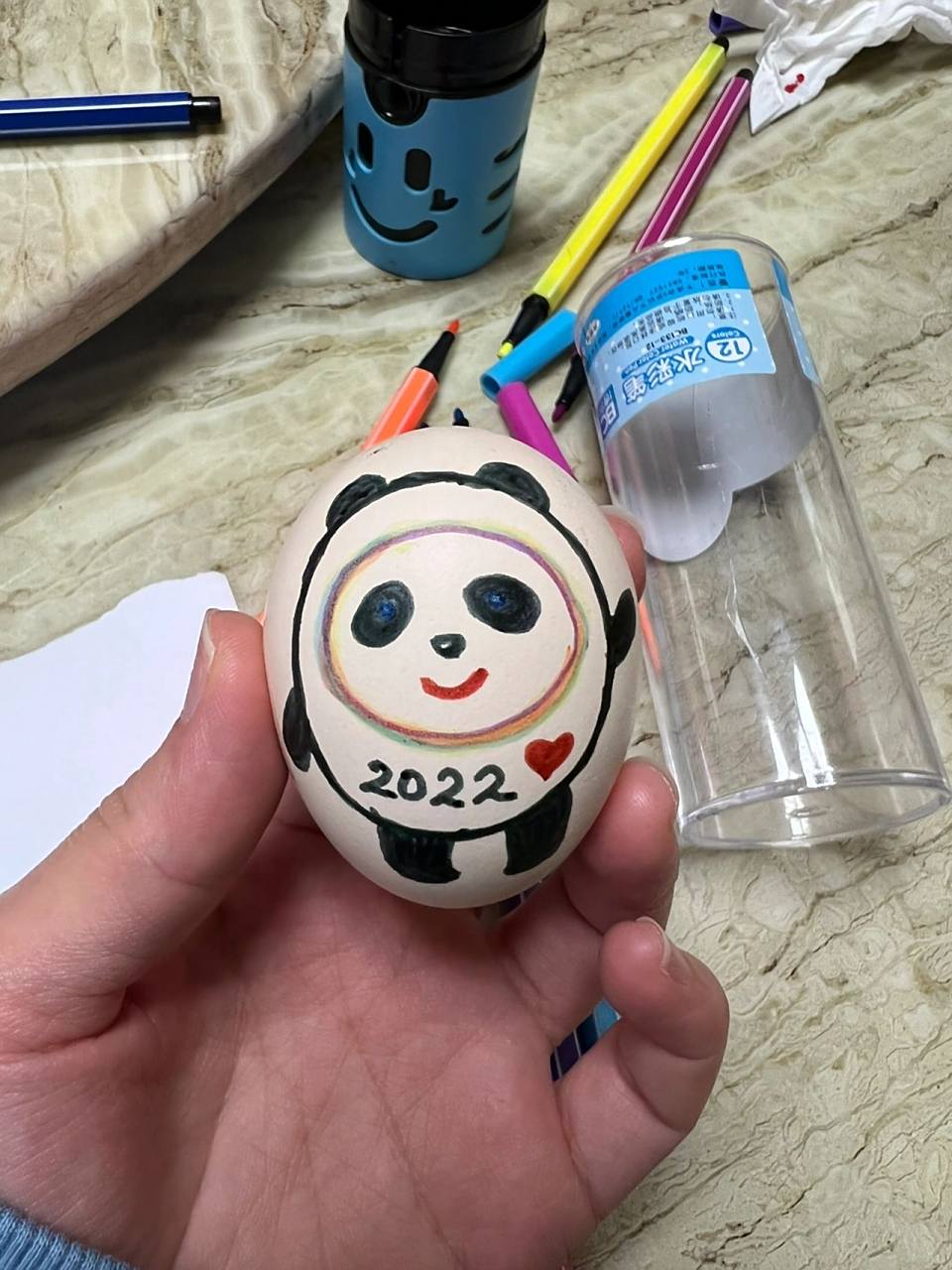 在鸡蛋上画个冰墩墩吧 自从三岁半儿子认识冰墩墩后就嚷着要买于是我