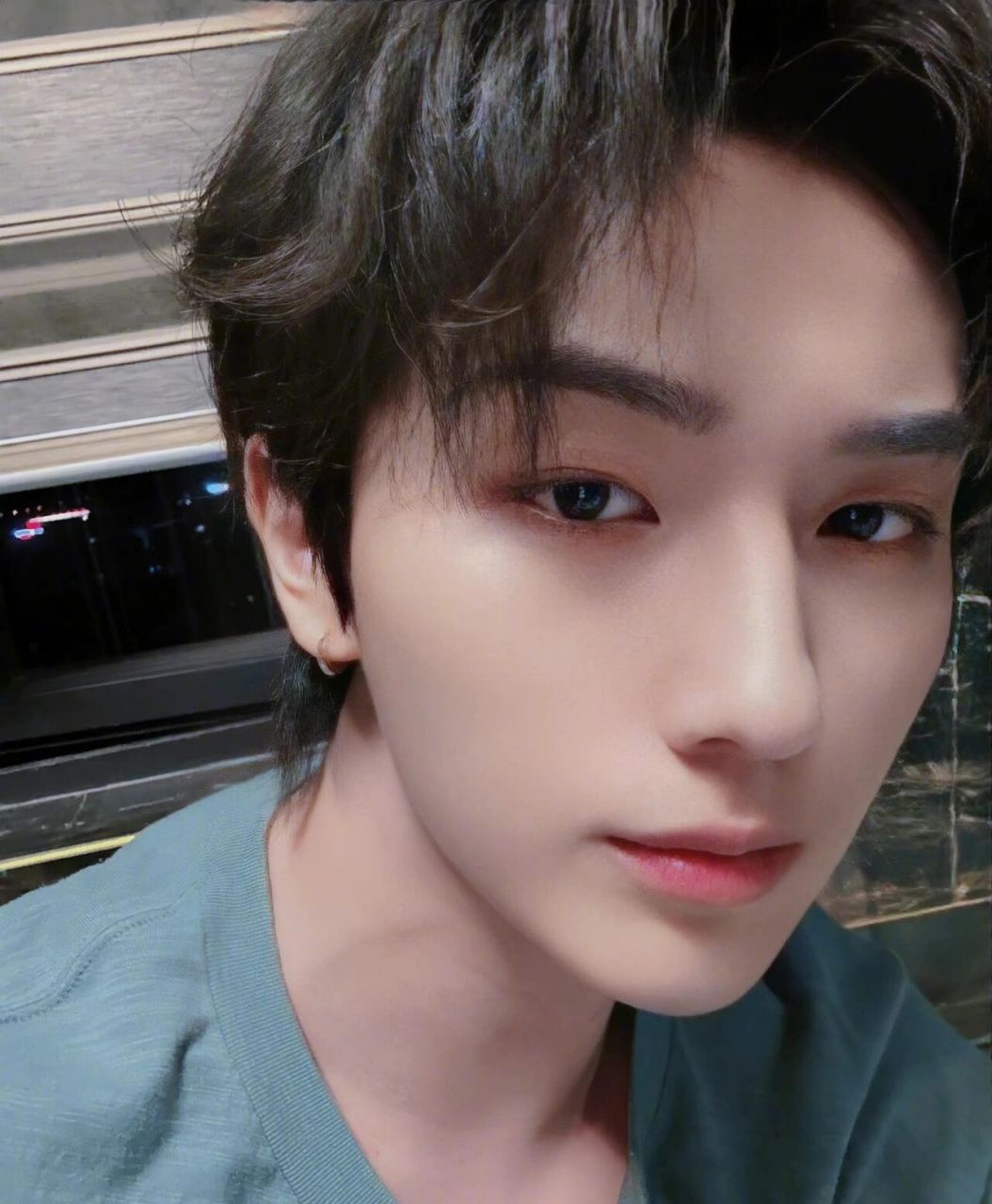 一个明星—李宏毅 【简介】 李宏毅 1998年6月26日,出生于辽宁辽阳