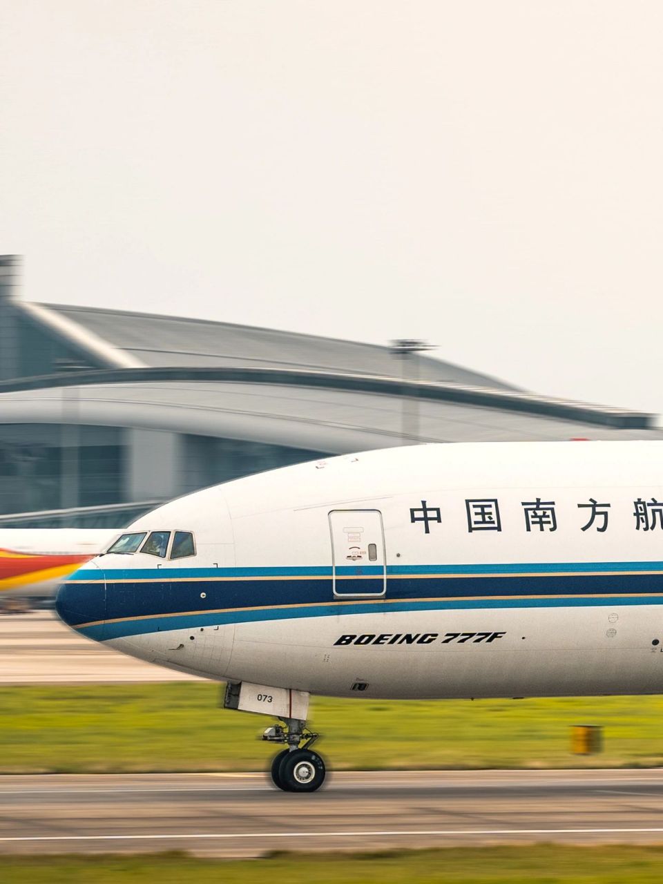 中国南方货运航空波音777货机 滴滴,您的快递正在飞往广州白云的航班