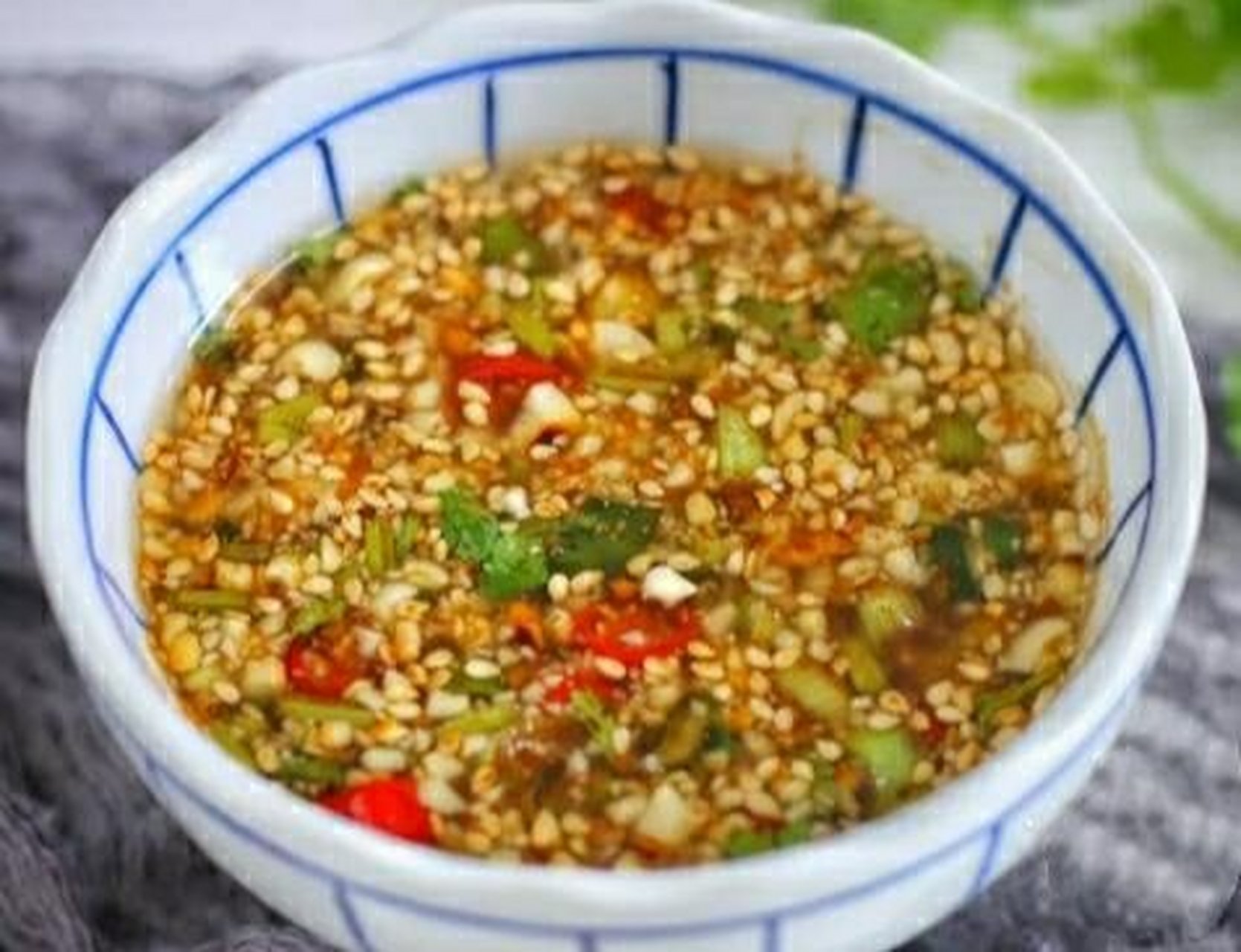 自制孩子爱吃的火锅蘸料 材料:蒜4瓣,小葱,香菜,小米椒,蚝油1汤匙