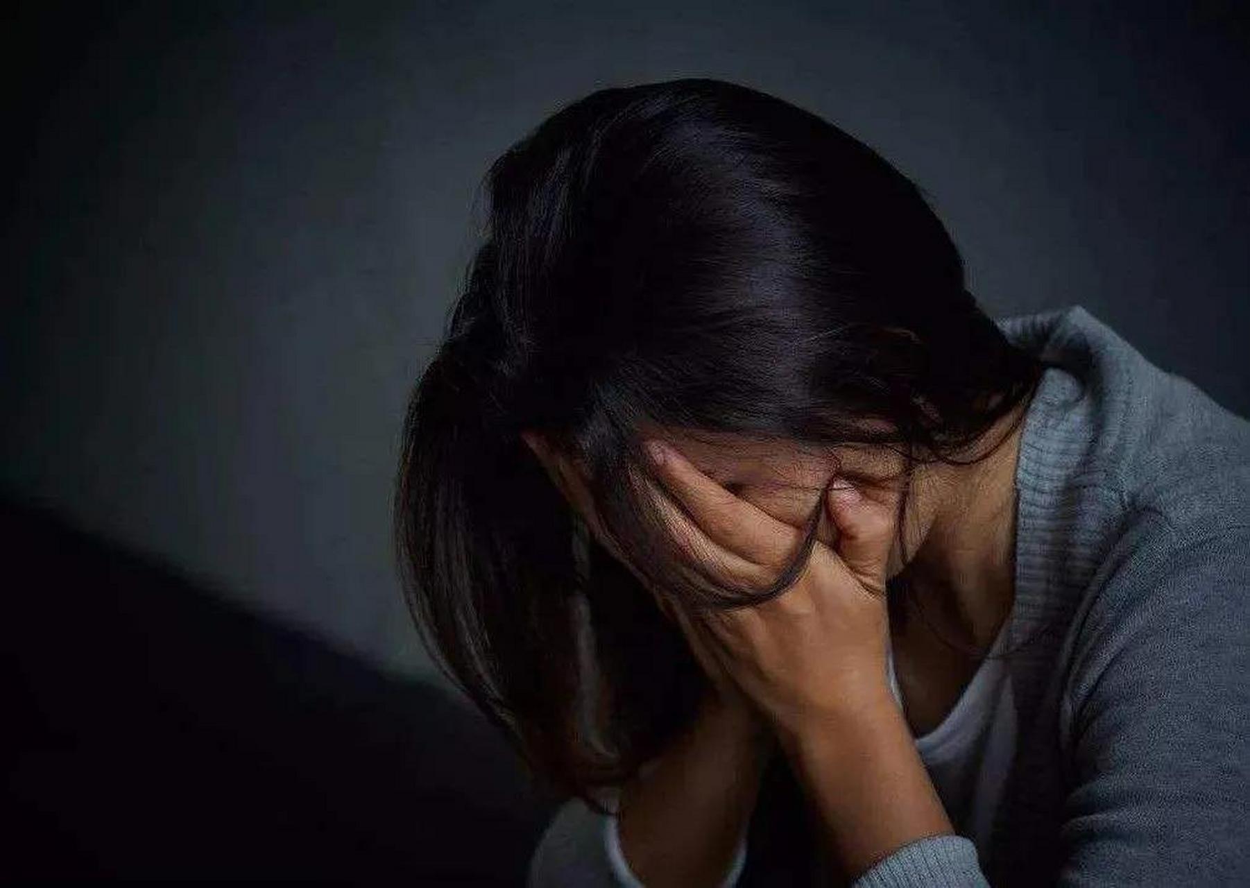 易小阿说:人到中年,才明白活着不容易,苦而不能说,累而不能歇,痛而不