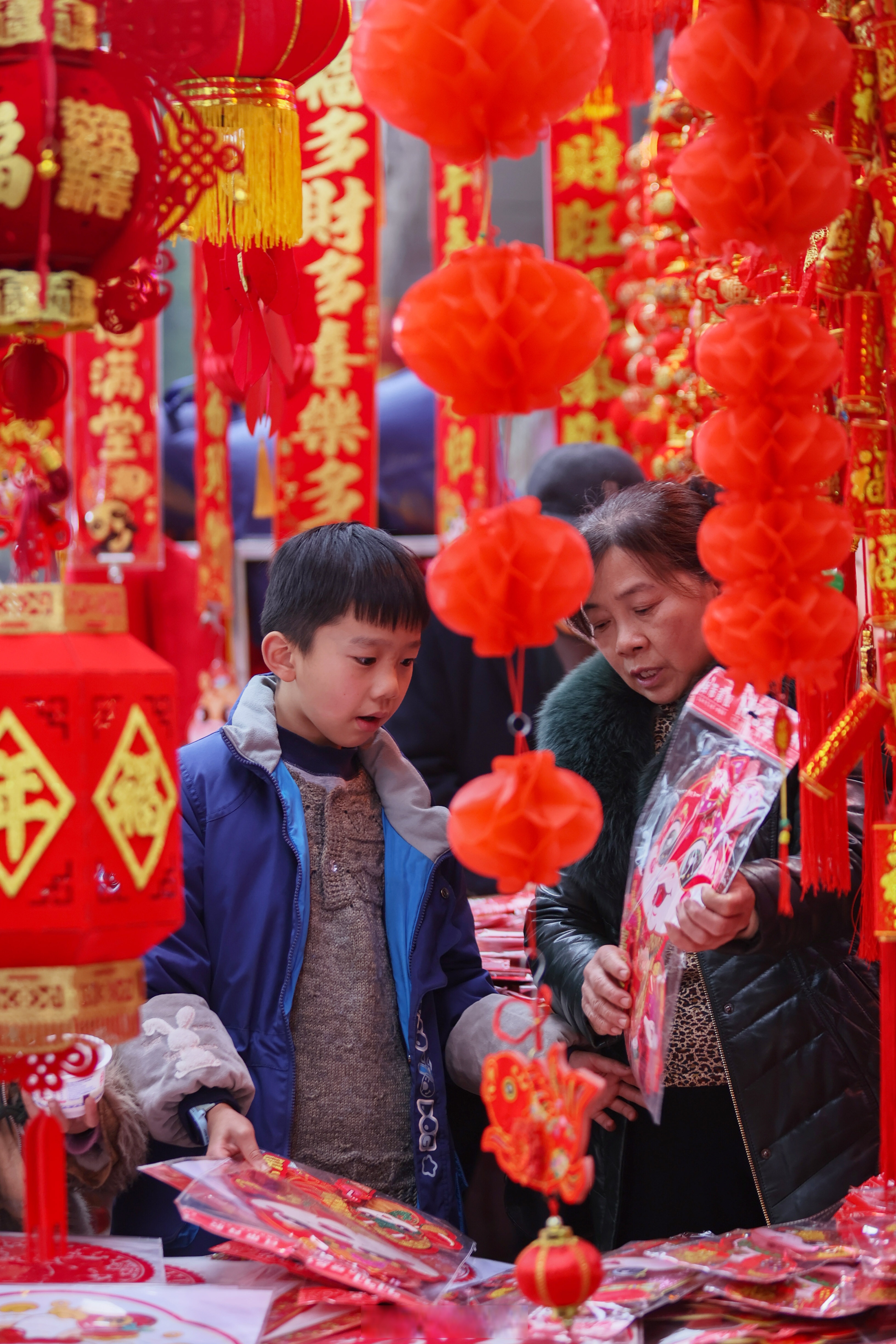 #网络中国节# 春节临近,我市街头巷尾人头攒