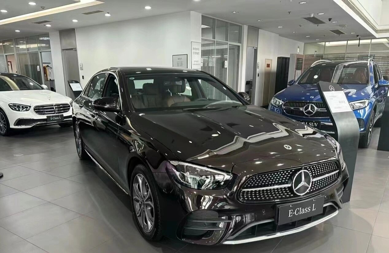 奔驰e300时尚大标红宝石黑